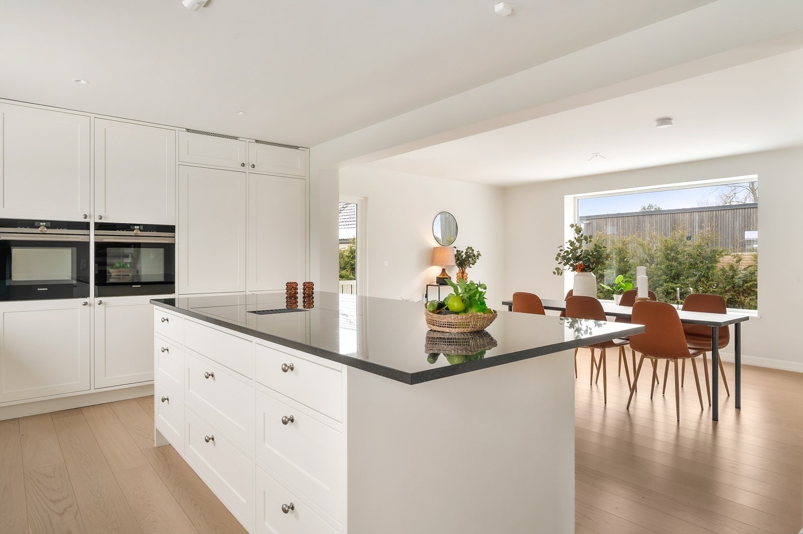 Rommet har en kjøkkenøy som fungerer som et naturlig samlingspunkt og skaper god soneinndeling i rommet Galleribilde