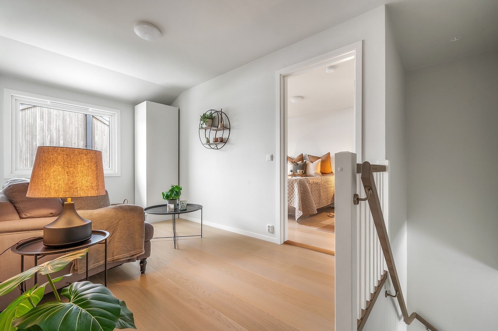 Fra 1-etajse har man adkomst via trappeoppgang til loftstuen, med adkomst til boligens soverom Galleribilde