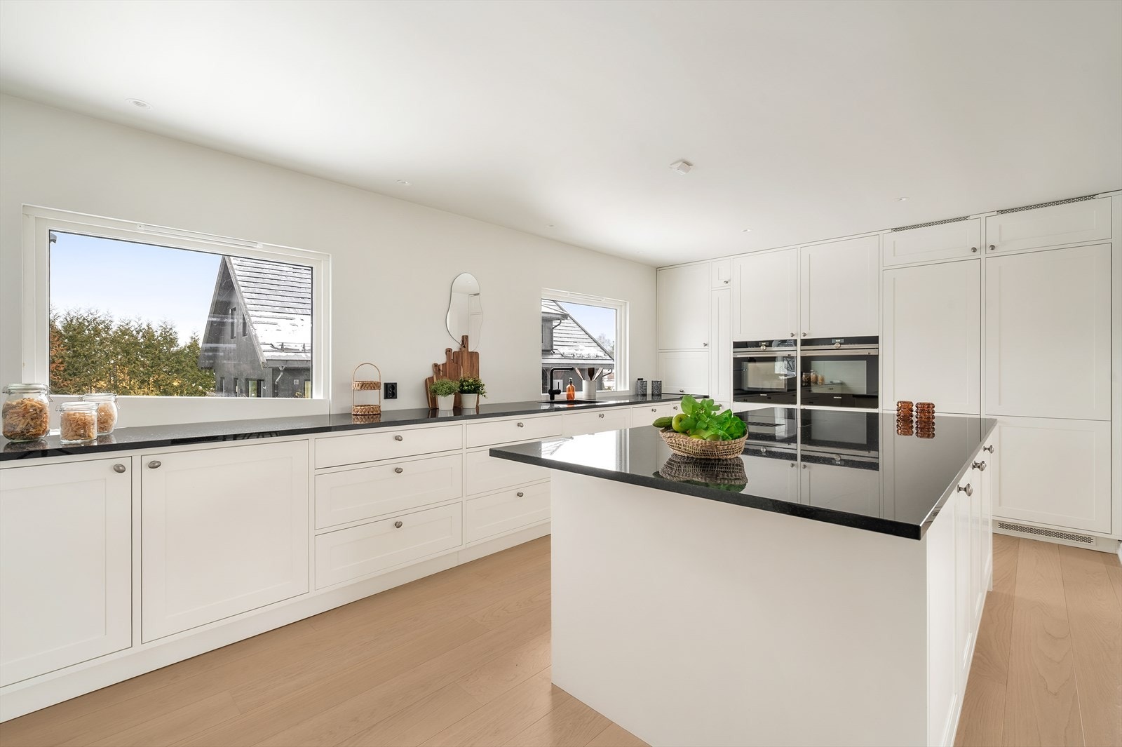 Det er gode oppbevaringsmuligheter i skap og skuffer Galleribilde