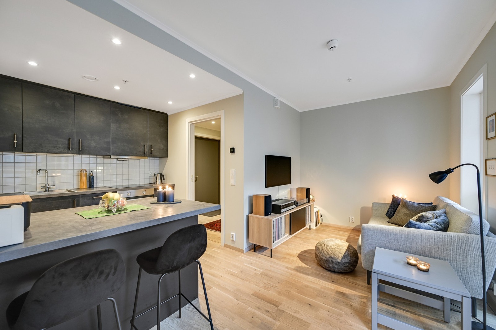 Moderne og åpen kjøkken- og stueløsning Galleribilde