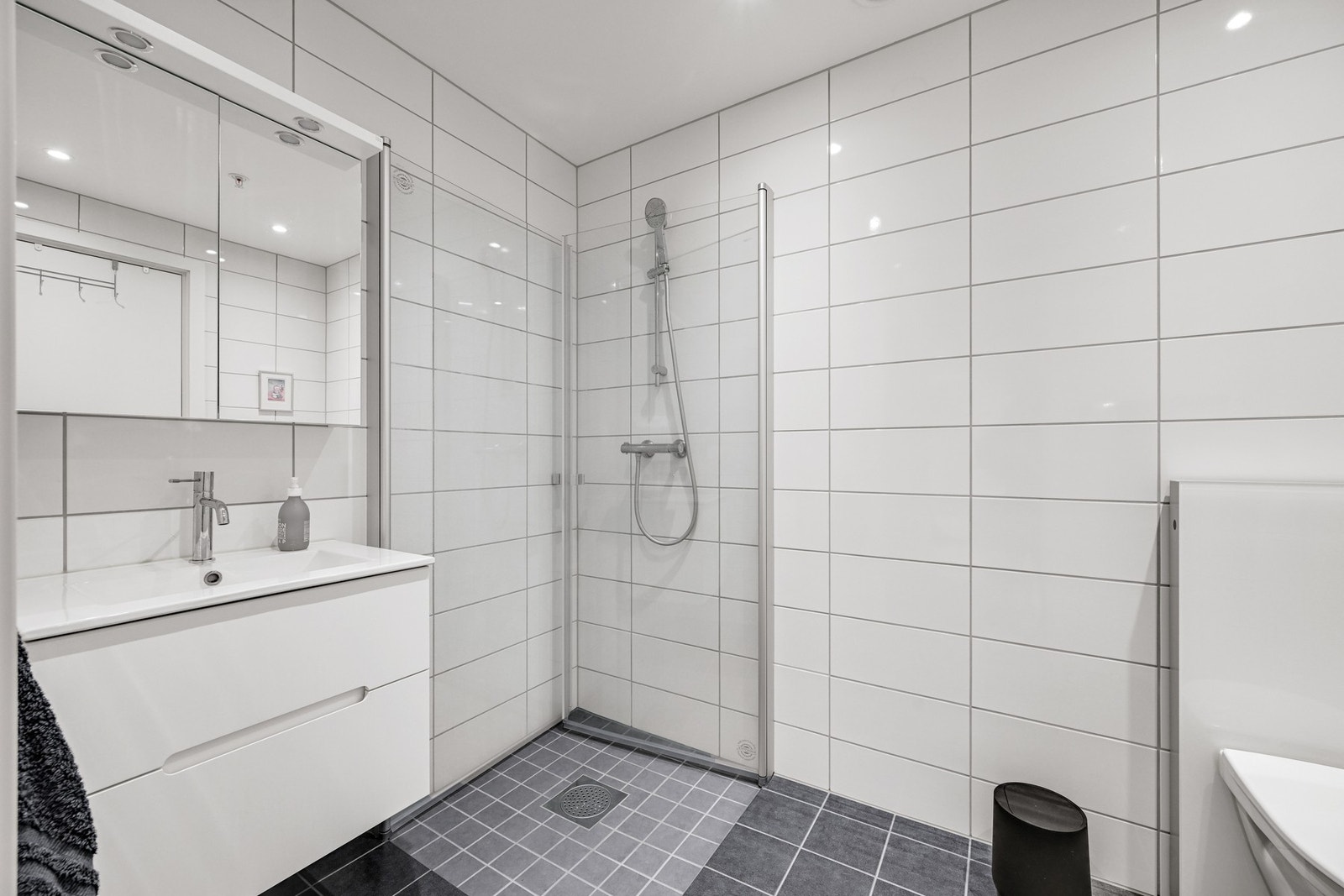 Meget delikat og flislagt bad med gulvvarme Galleribilde