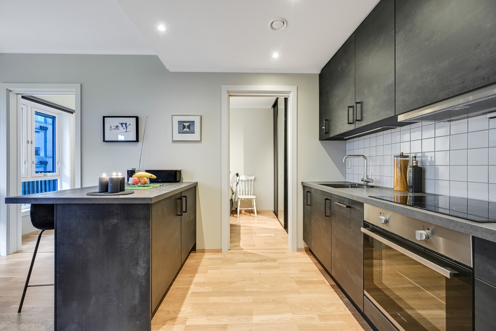 Praktisk også med kjøkkeøy med integrert kjøl- og fryseskap Galleribilde