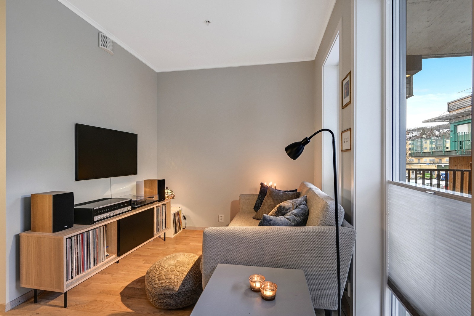 Lys og trivelig stue med fin plass til sofa Galleribilde