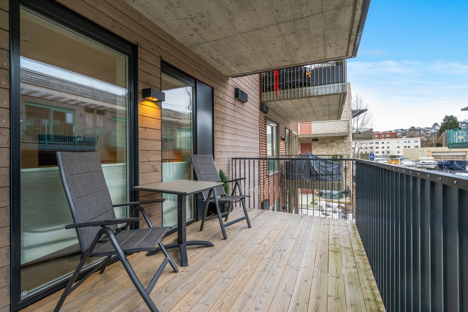 Romslig og overbygget balkong på ca 10kvm. Galleribilde