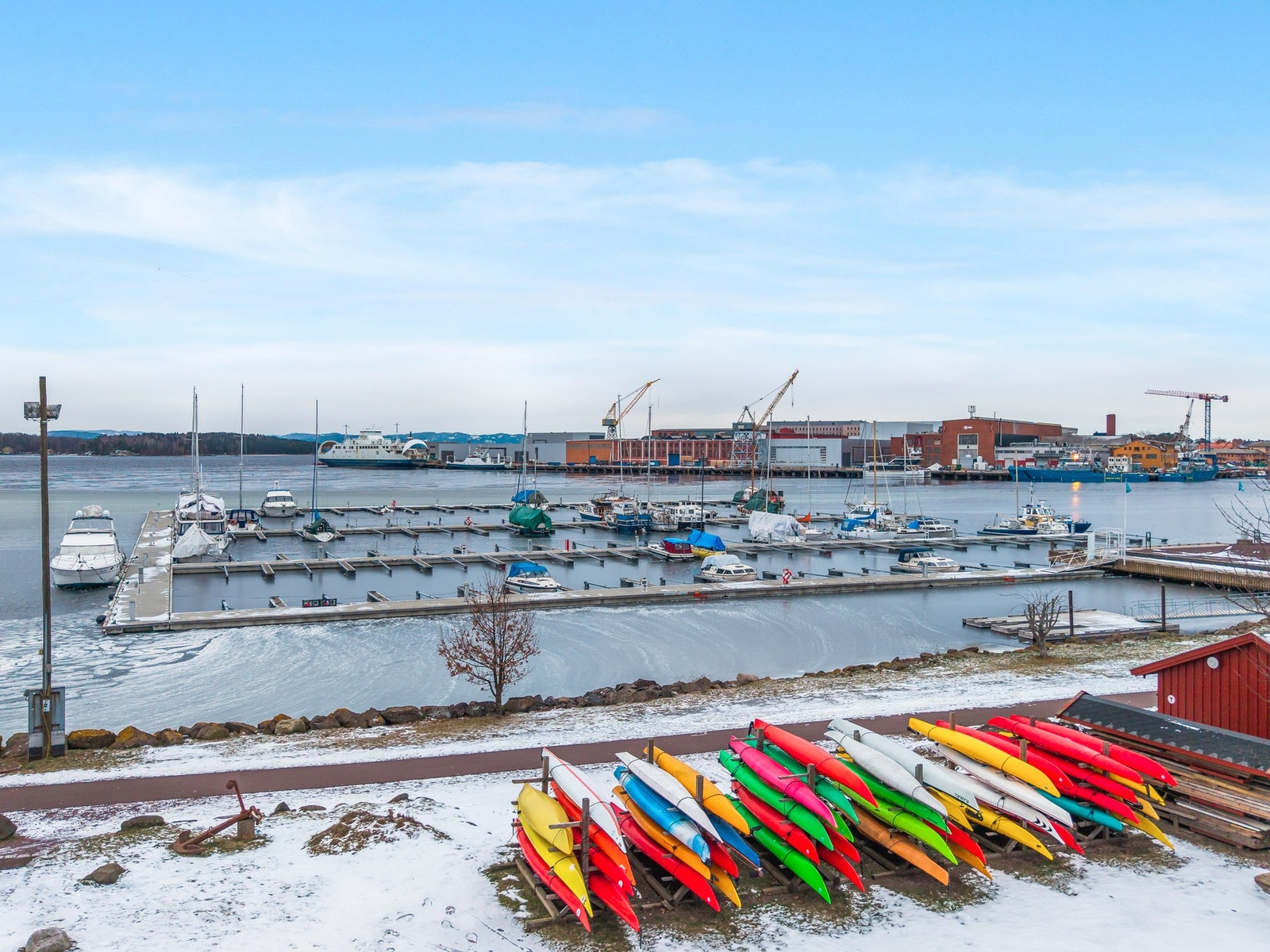 Rett utenfor borettslaget er det opparbeidet en flott kystpark. Galleribilde