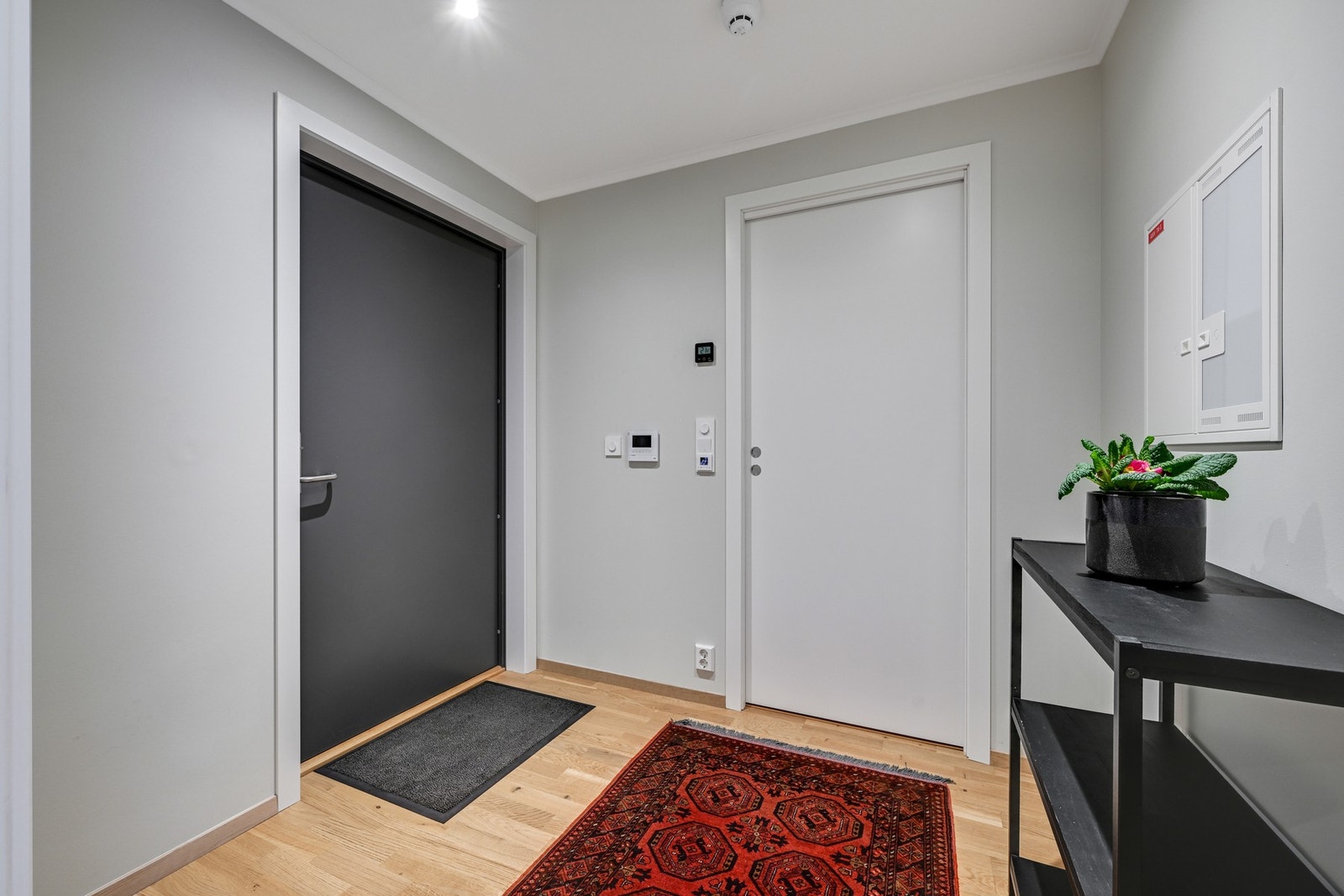 Hyggelig entré med porttelefon med videofunksjon Galleribilde