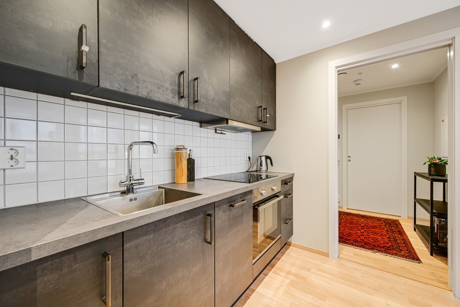 På den andre siden av gangen finner vi kjøkkenet Galleribilde