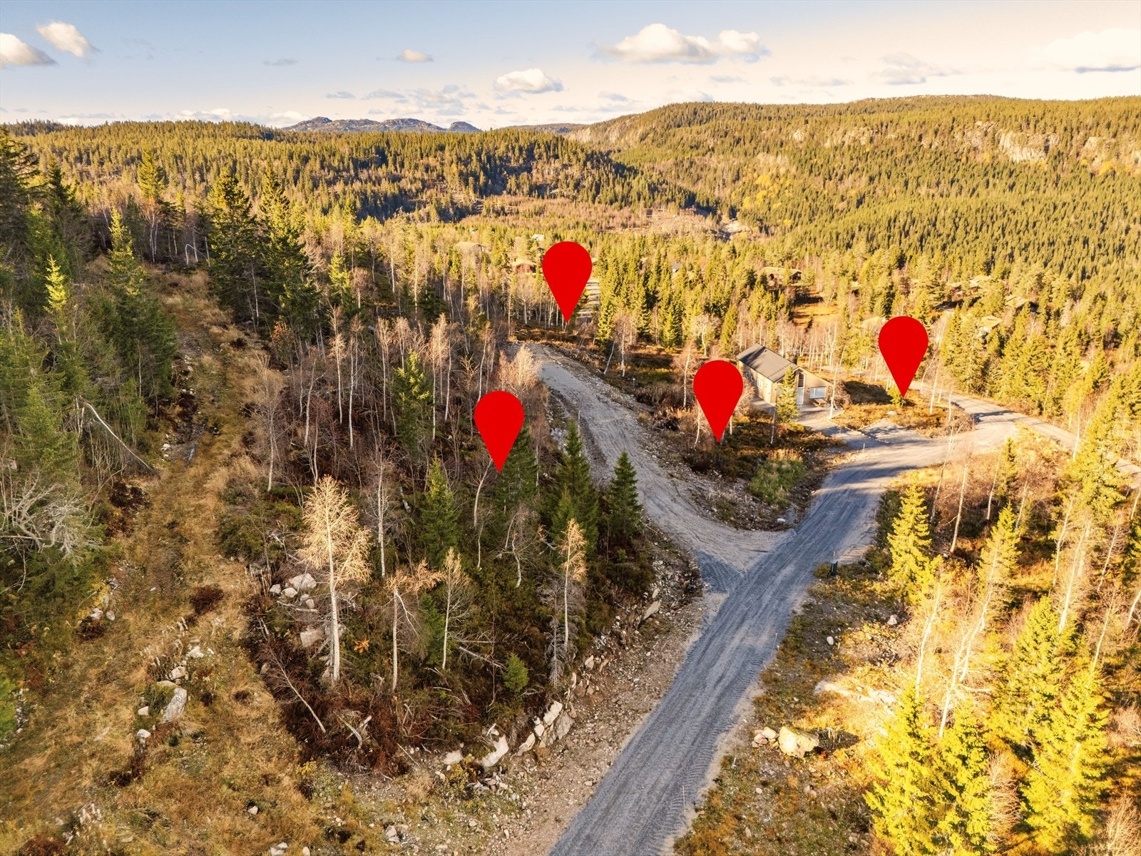 E feltet. Tomt 4 til venstre, nr 5 lengst mot vest, tomt nr 3 i midten og tomt nr 1 nederst til høyre Galleribilde