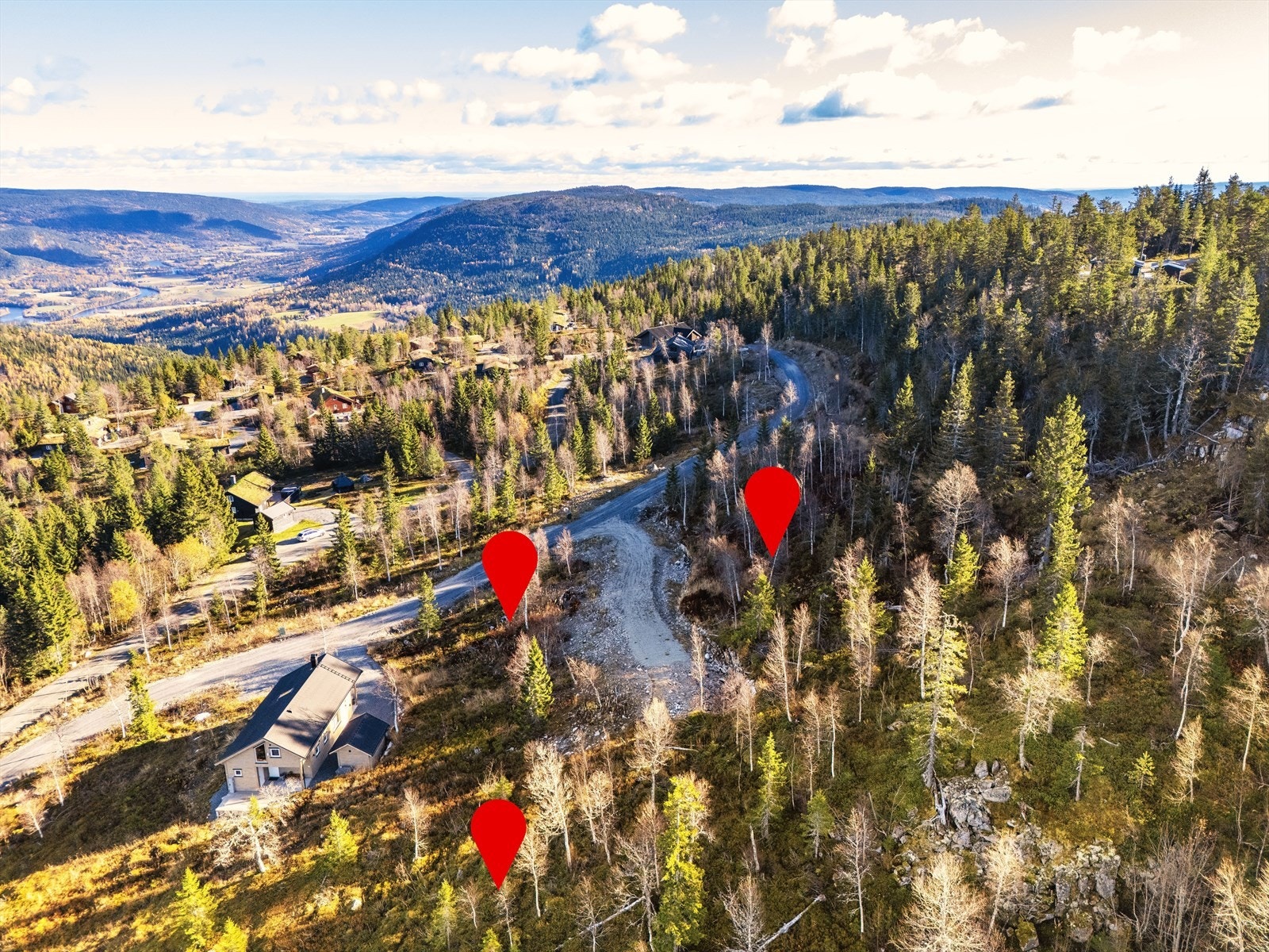 E feltet tomt nr 3 til venstre, tomt nr 5 (nederst bilde), tomt nr 4 på oversiden av veien Galleribilde
