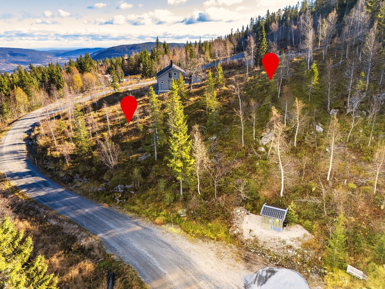 E feltet tomt nr 1 til venstre, tomt nr 5 til høyre Galleribilde