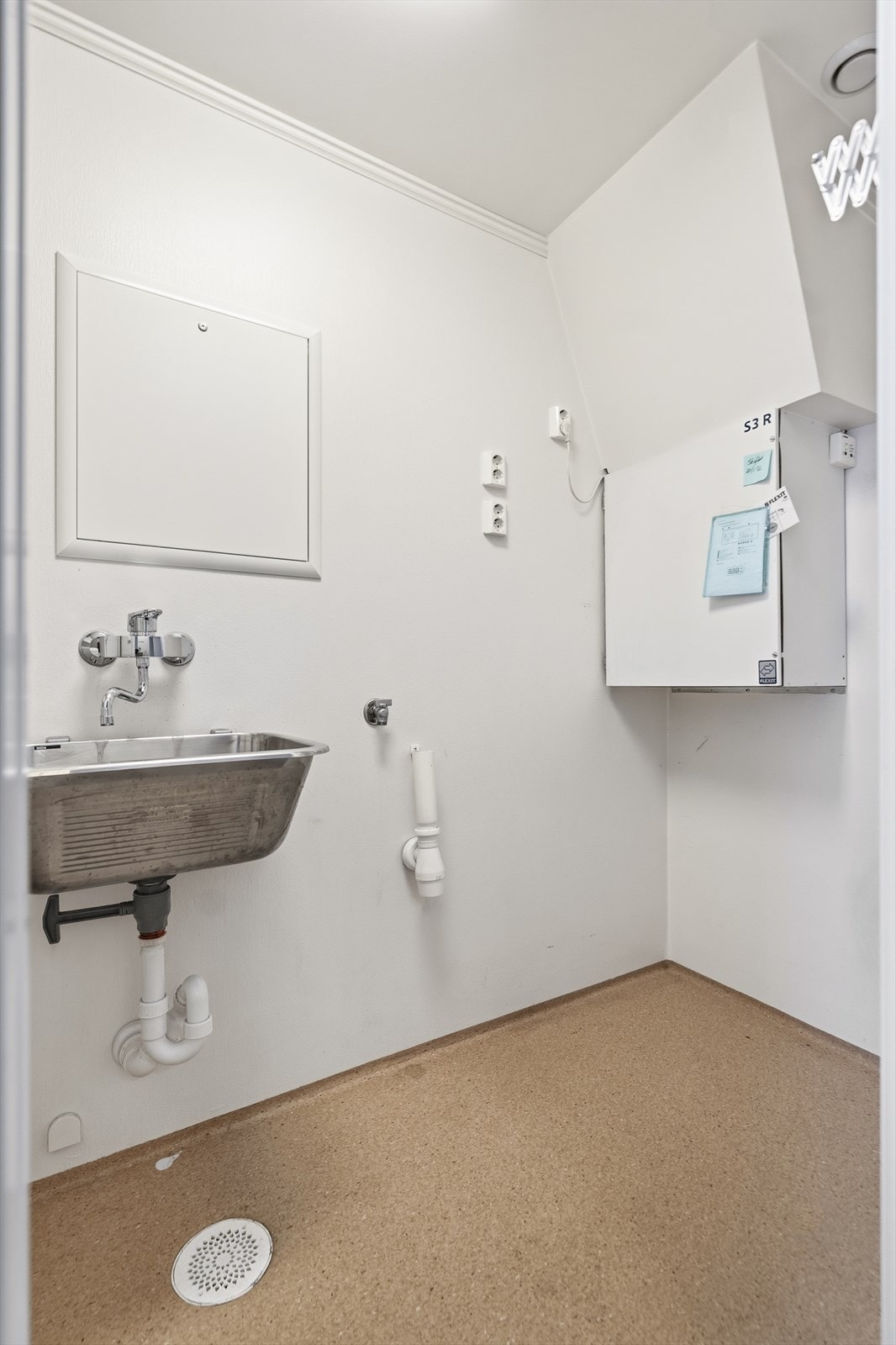 Vaskerommet har skyllekar med opplegg for vaskemaskin, innredet med 1 høyskap og et overskap. Galleribilde