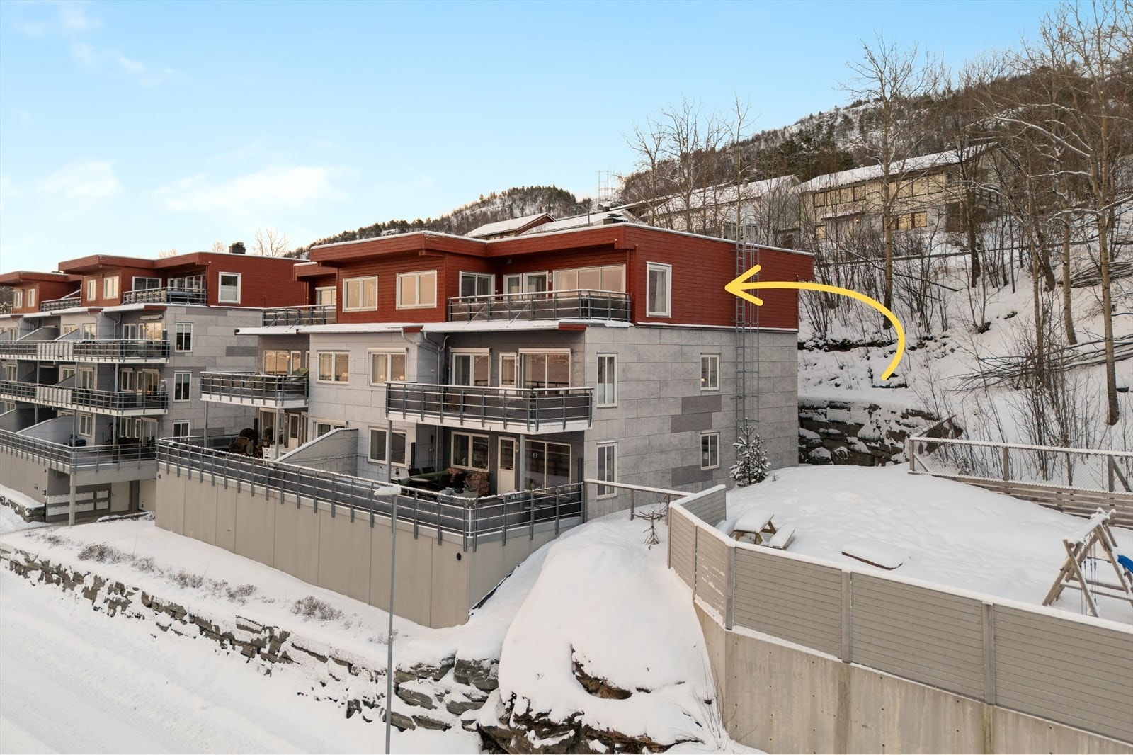 Velkommen til Stasjonsveien 48! Eiendommen består av en lys og attraktiv selveierleilighet beliggende i 3. etasje med stor balkong. (Foto: Hanna Kristensen) Galleribilde