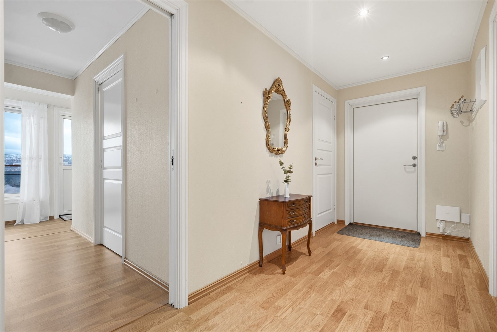 Velkommen inn! Entré med god plass for oppbevaring av yttertøy. Galleribilde