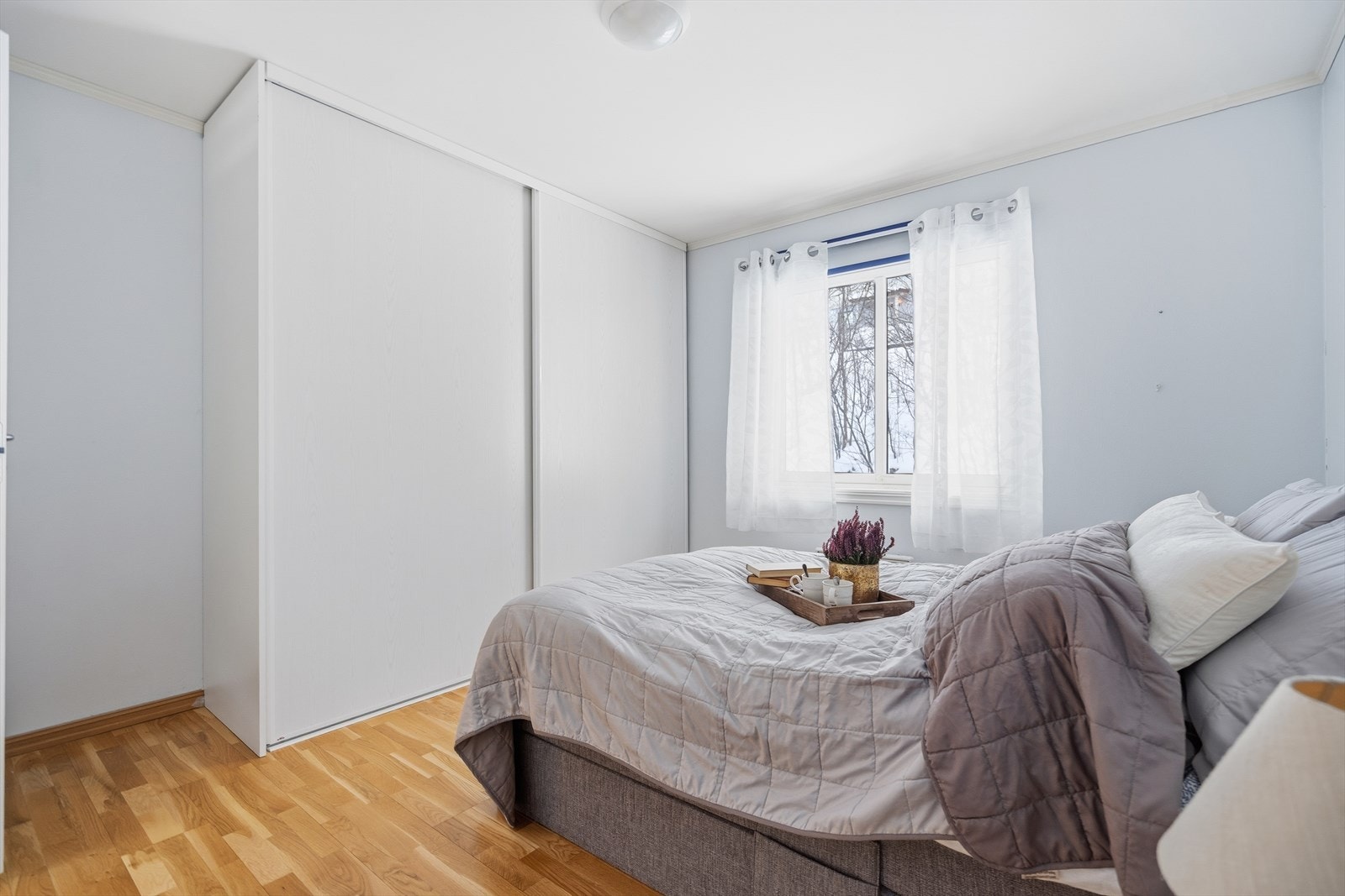 Soverom 1 har en stor skyvedørsgarderobe som gir rikelig med oppbevaringsplass. Galleribilde