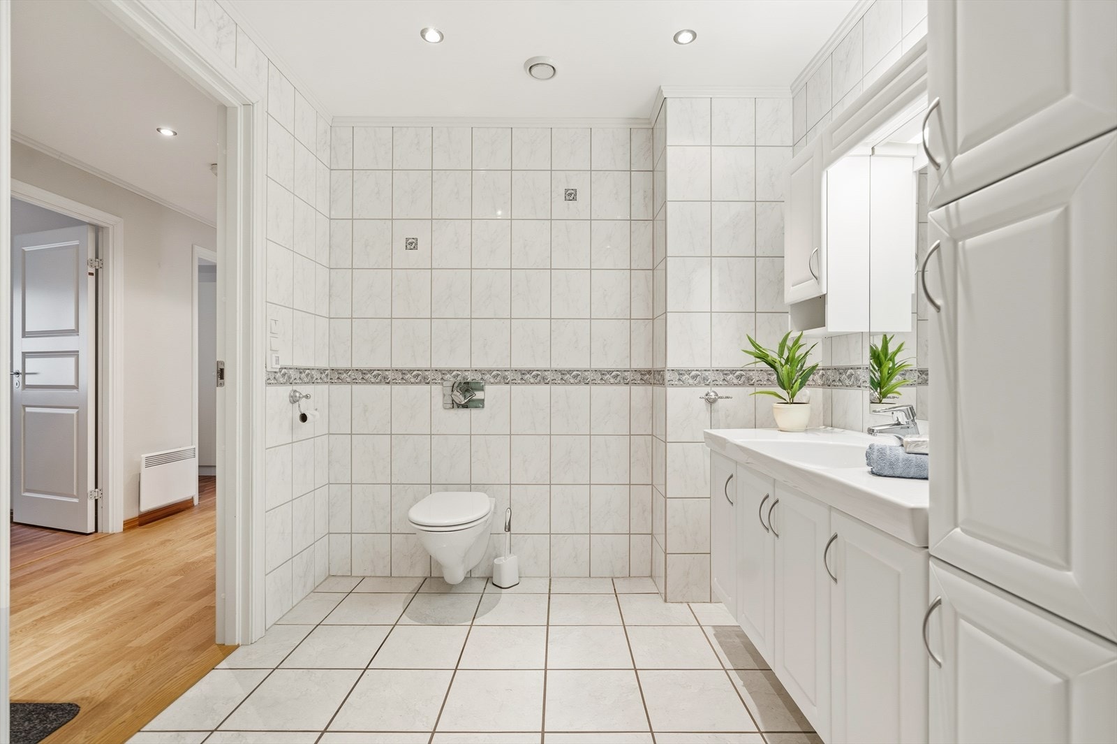 Badet har veggehengt toalett og balansert ventilasjon. Galleribilde