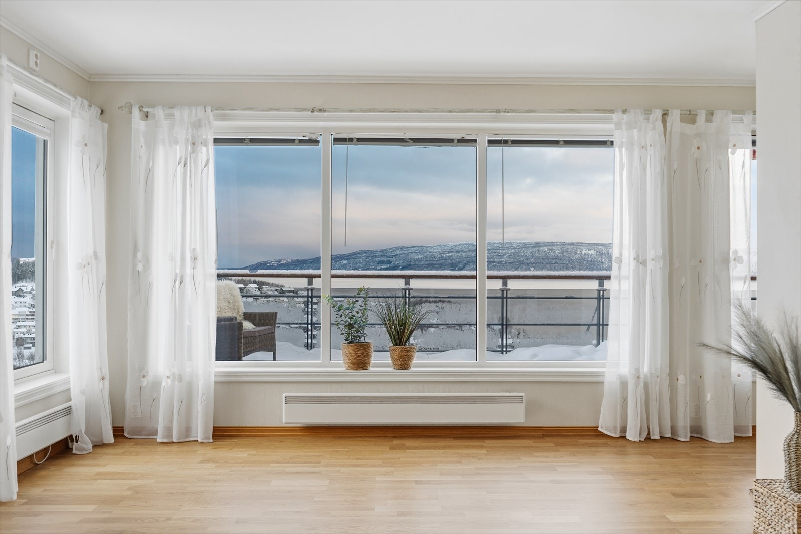 Boligen har praktfull utsikt mot Narvik by, Ofotfjorden og Veggfjellet. Galleribilde