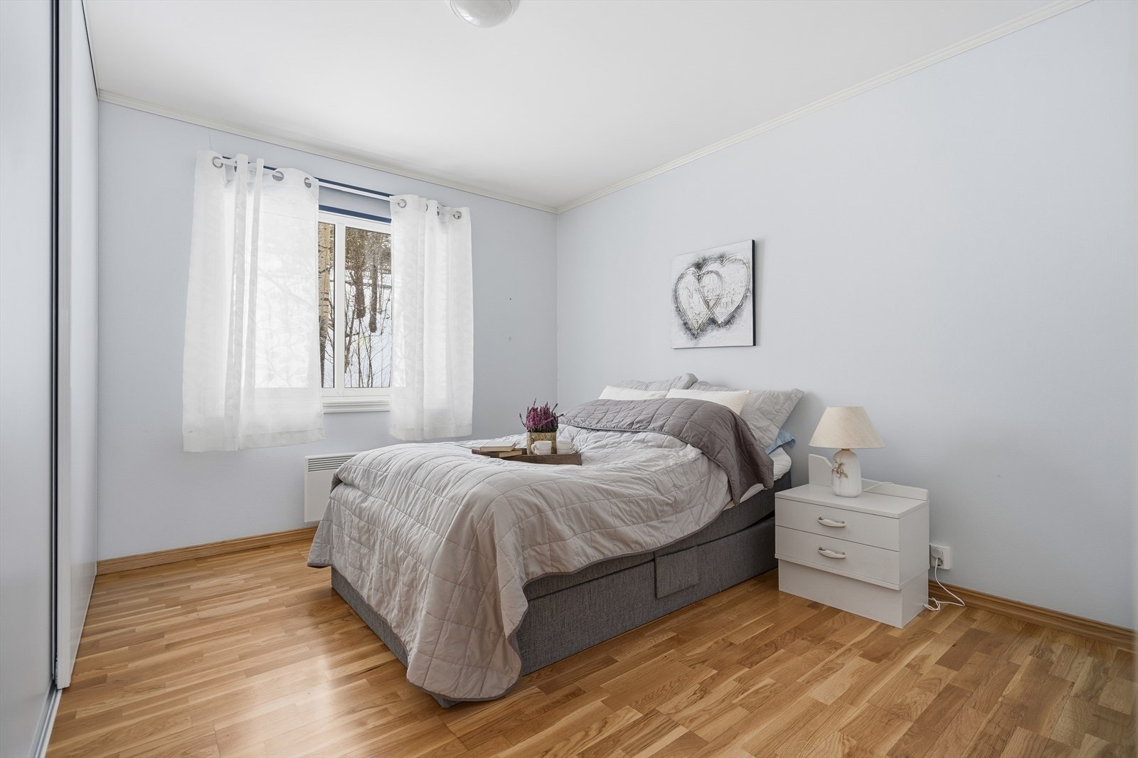 Soverom 1- Stort og flott soverom med god plass til soveromsmøbler. Galleribilde