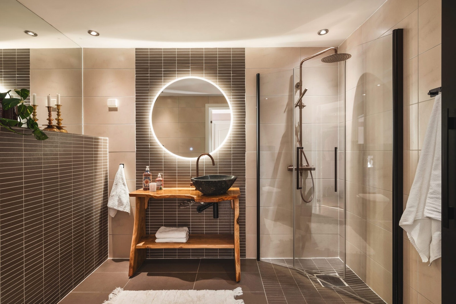 Smakfullt bad innredet i lune farger. Galleribilde