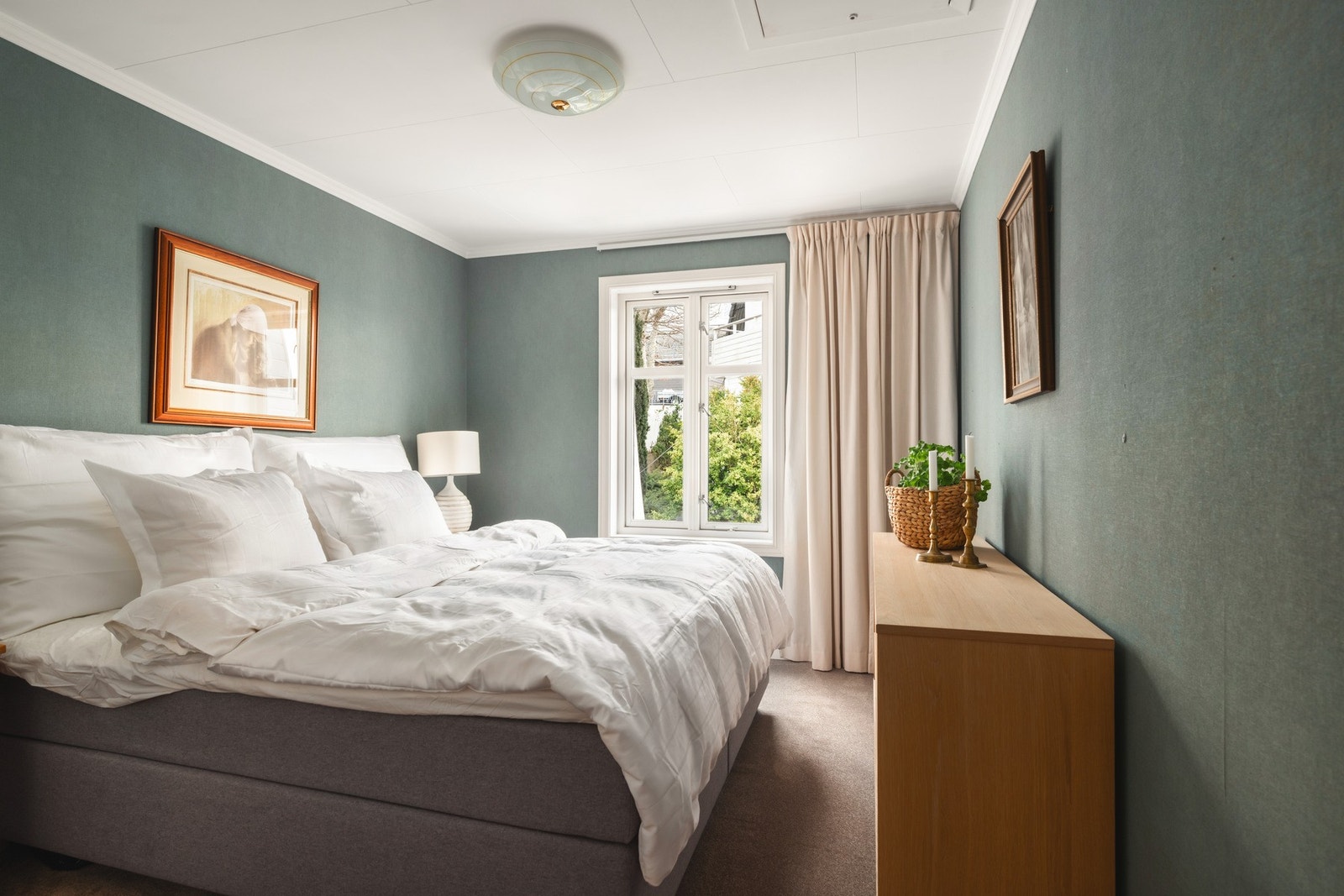 Hovedsoverom i behagelige og moderne farger. Galleribilde