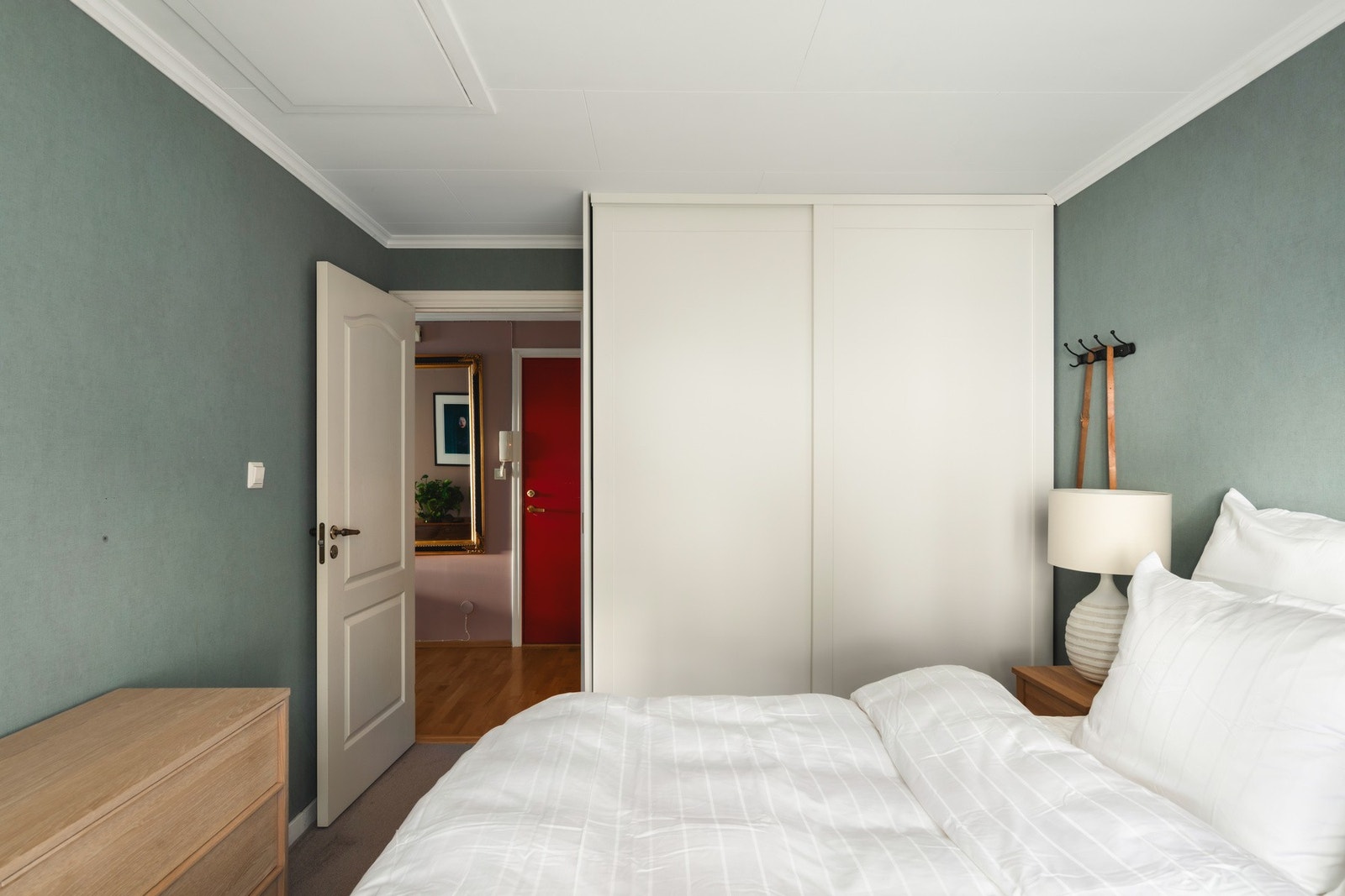 Innredet med garderobeløsning for orden og system. Galleribilde