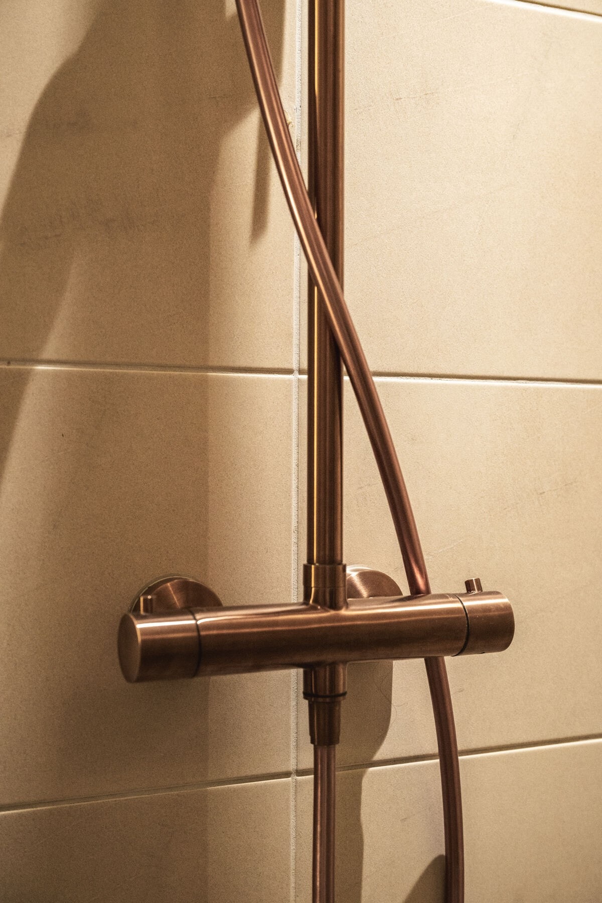 Dusjarmatur i oksidert messing. Galleribilde