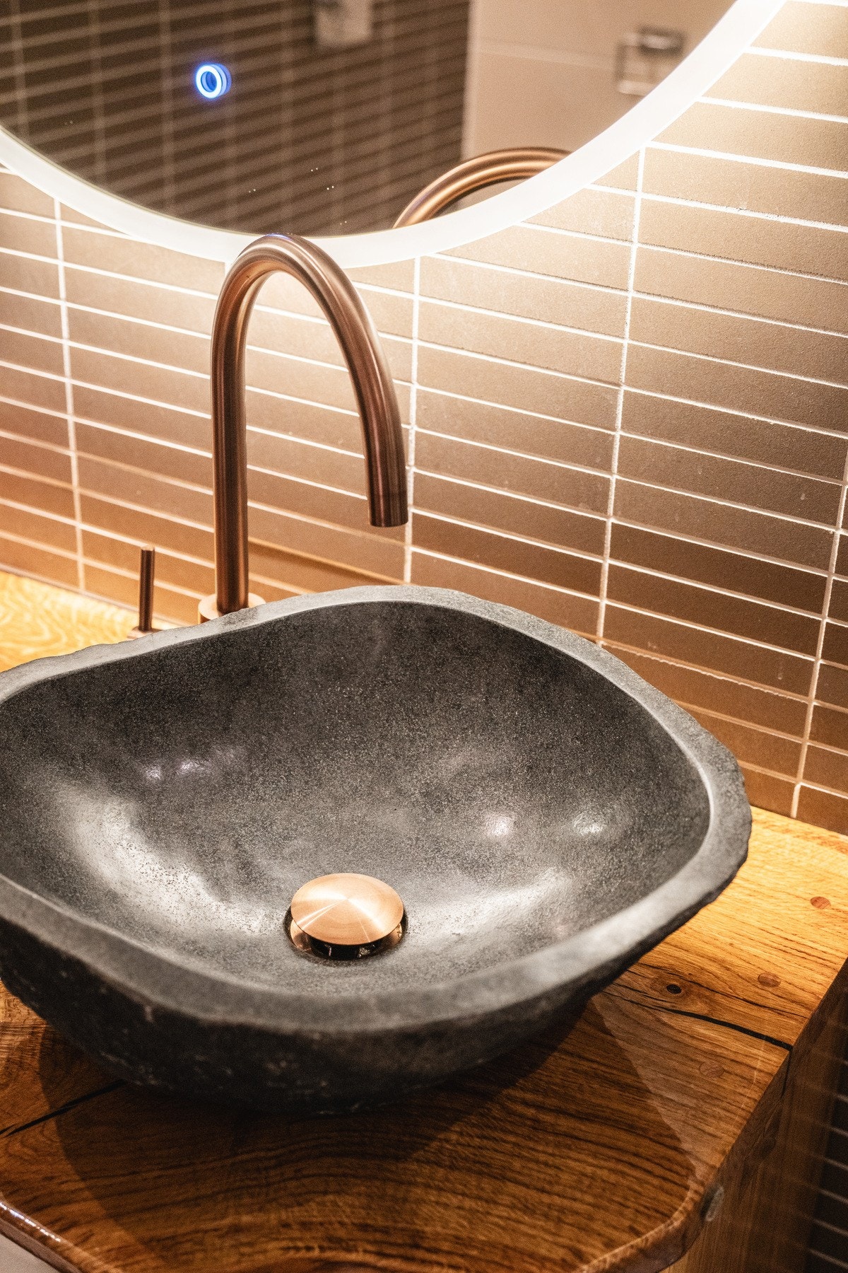 Steinvask med servant batteri i oksidert messing. Galleribilde