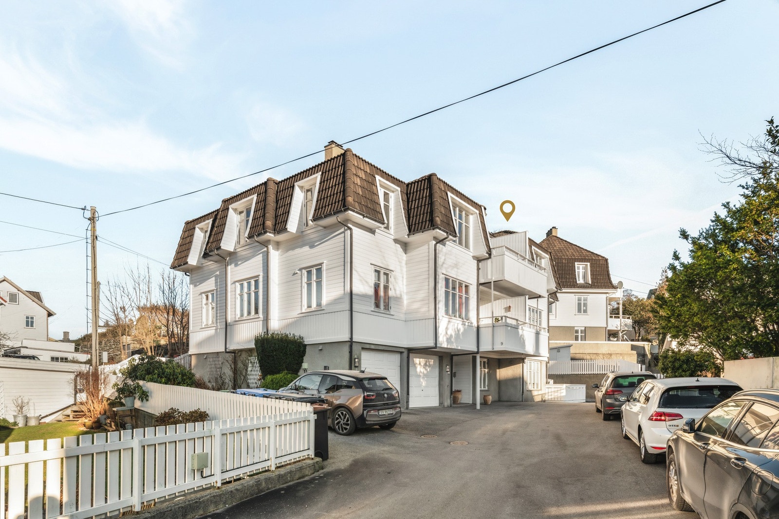 Asfaltert gårdsrom med parkeringsplass. Galleribilde