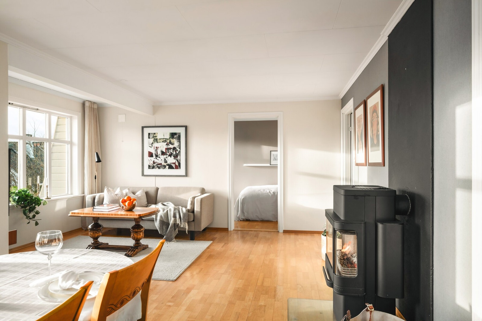 Lys og delikat stue med parkett på gulv. Store vinduer som gir godt med naturlig lys. Galleribilde