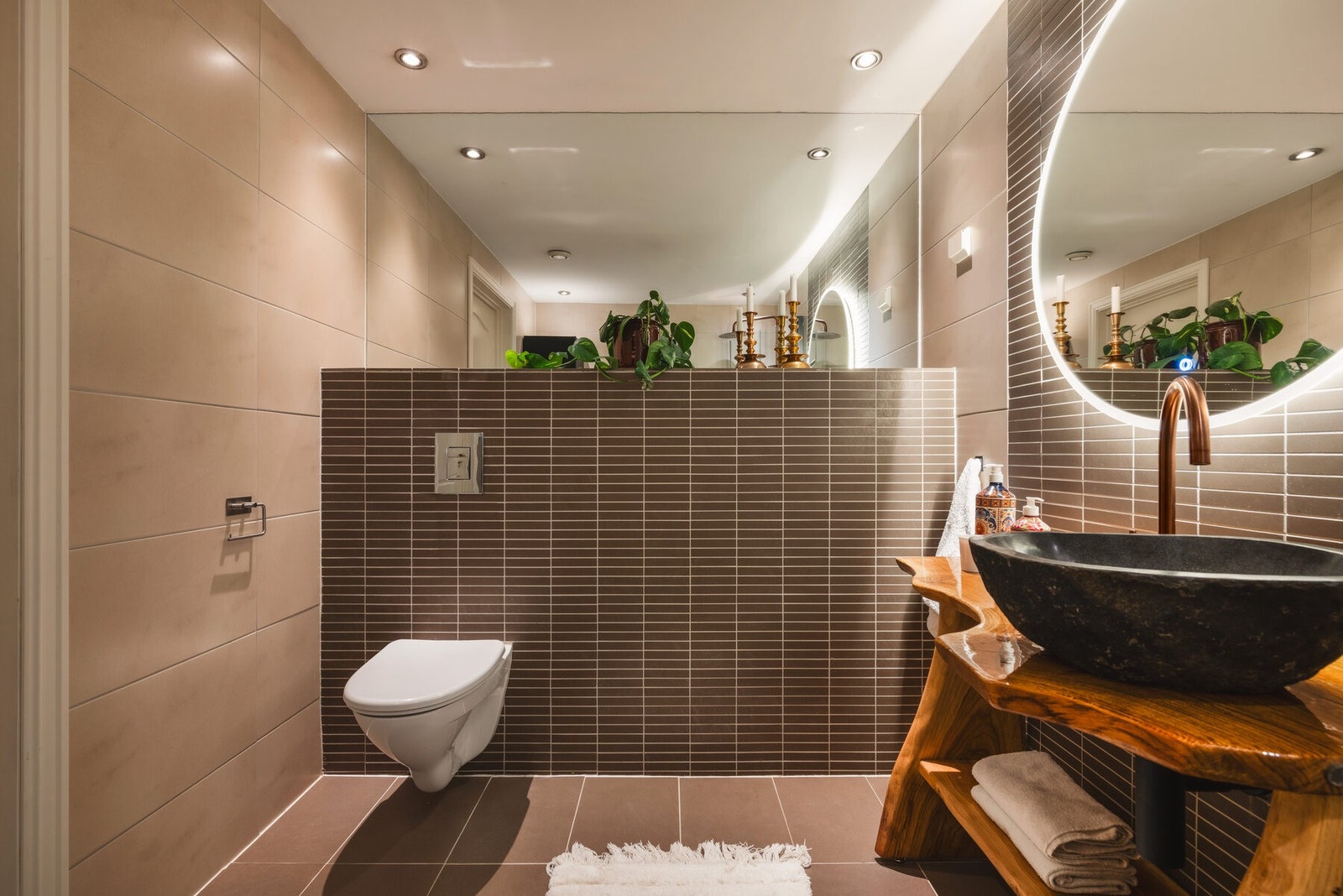 Innredet med vegghengt toalett og dusjhjørne. Galleribilde