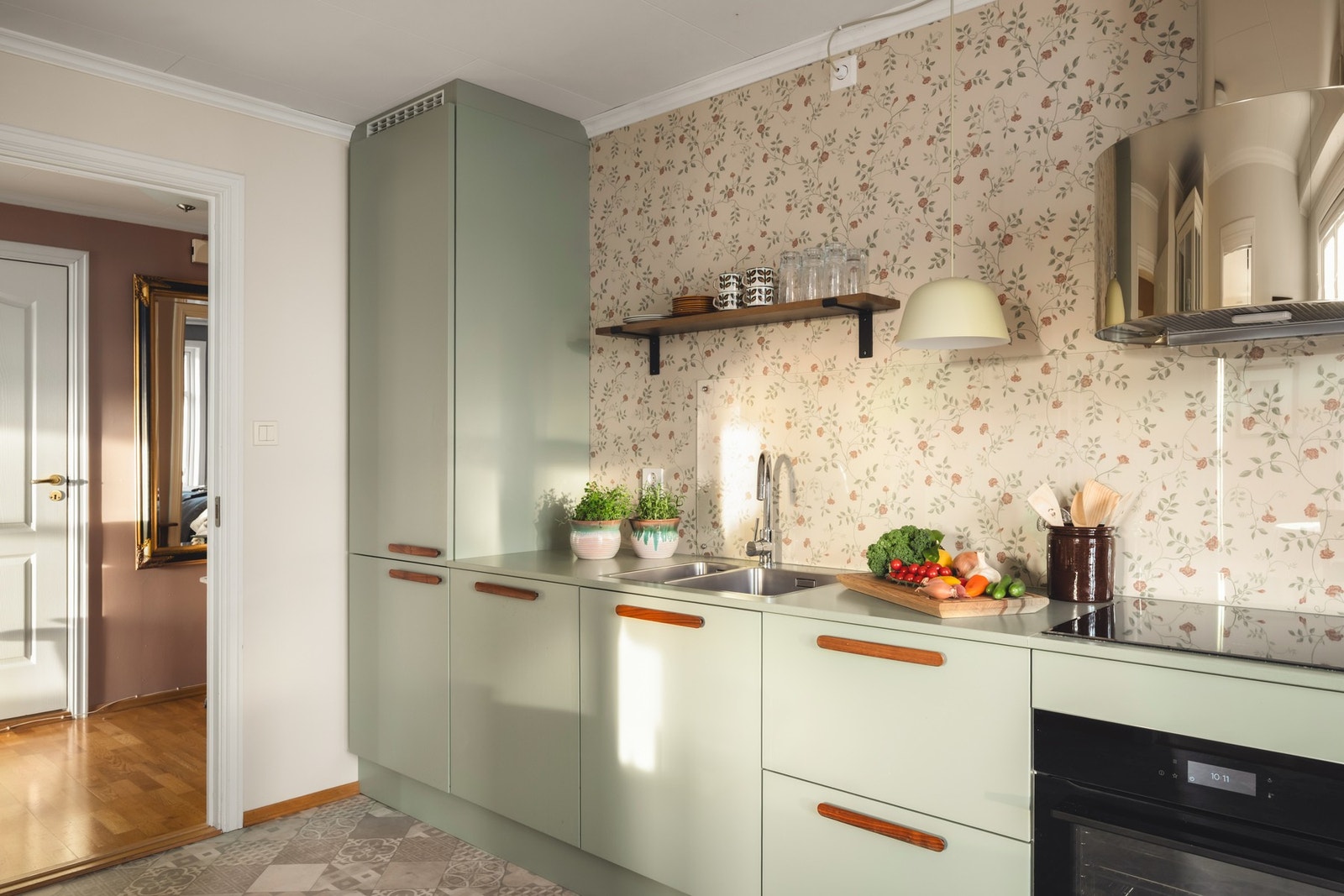 Kompositt benkeplate og praktisk glassplate på vegg. Galleribilde