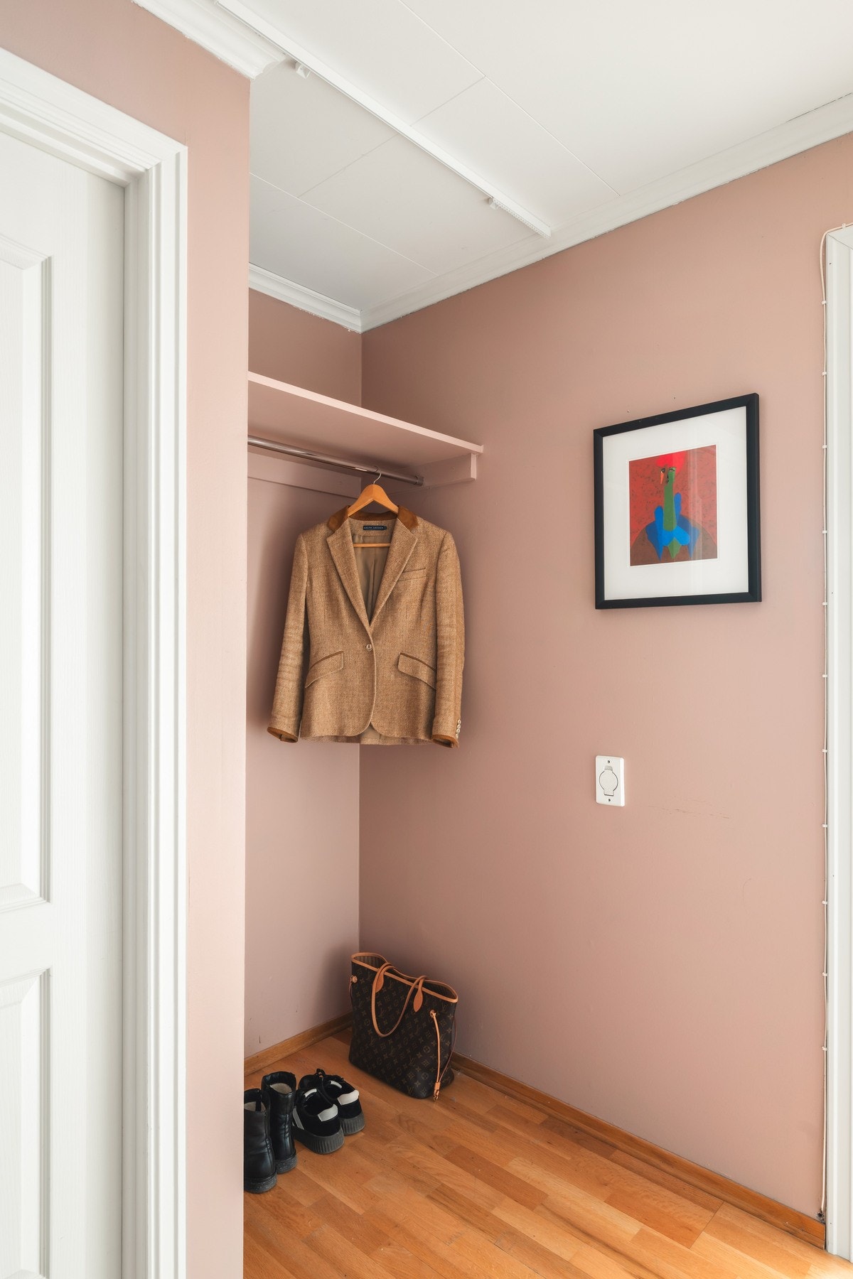 Romslig entre med god plass til å henge fra seg yttertøy. Galleribilde