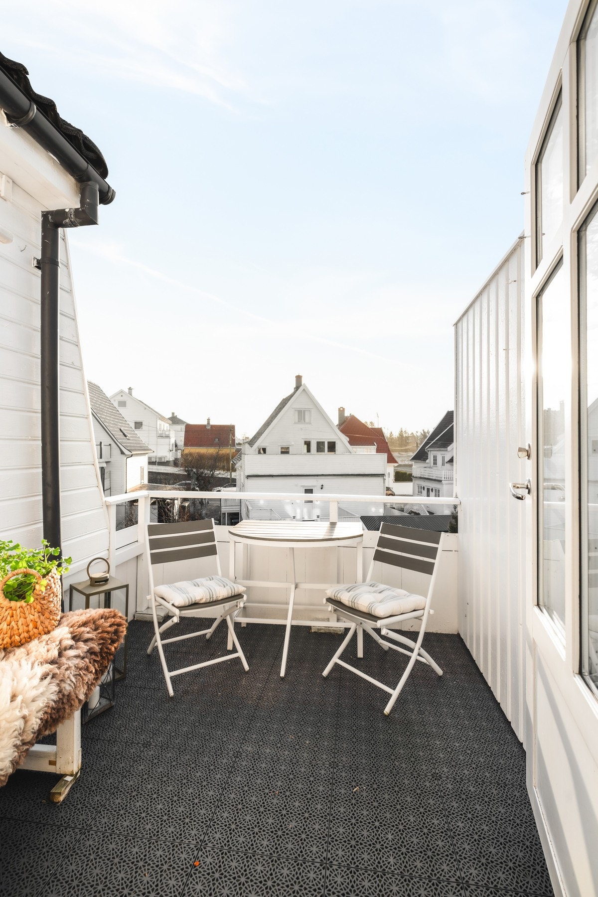 Sørøstvendt balkong med utsikt over nabolaget. Galleribilde