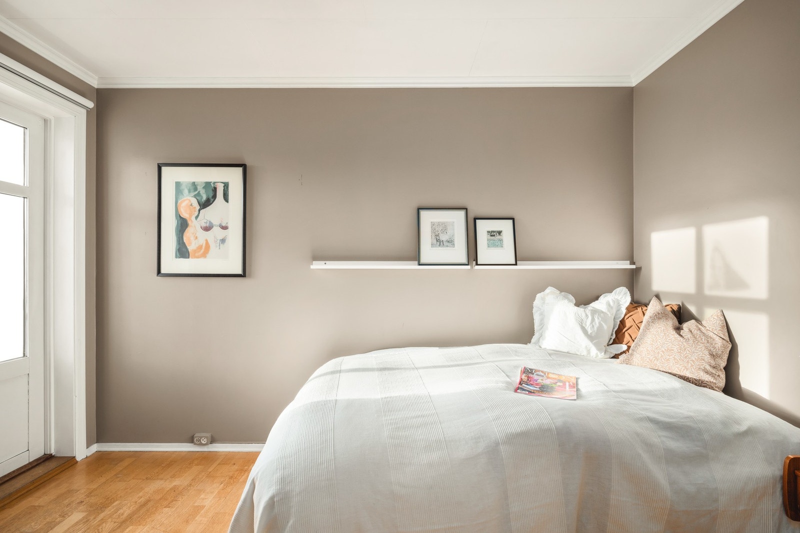 Soverom med dør ut til vestvendt terrasse. Galleribilde