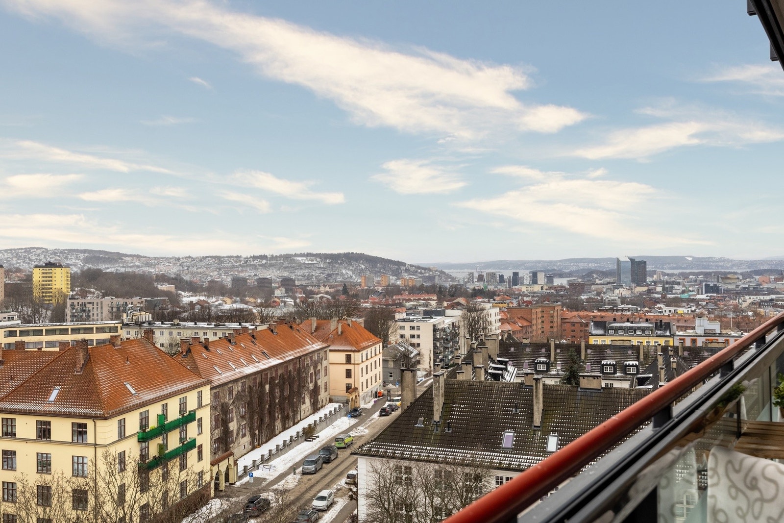 Lys, delikat 2-roms i 9. etasje med heis, balkong og flott utsikt over fjorden. Galleribilde