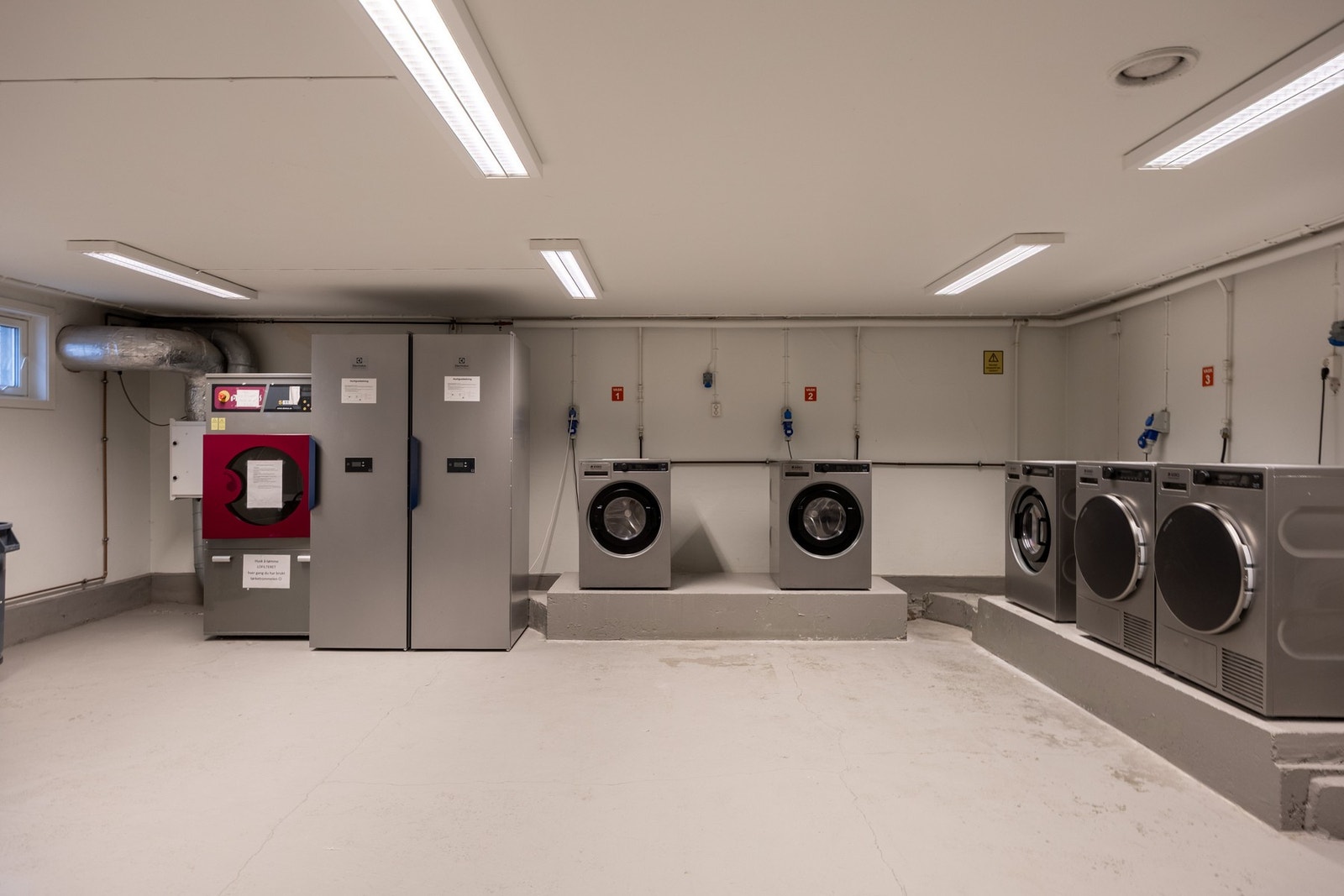 Veldrevet borettslaget med stort fellesvaskeri. Galleribilde