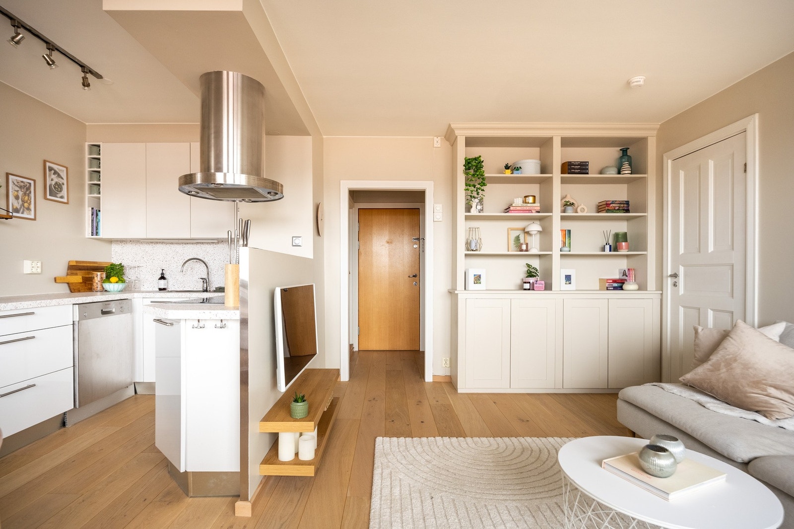 Praktisk planløsning med åpen kjøkkenløsning vendt mot stue. Galleribilde