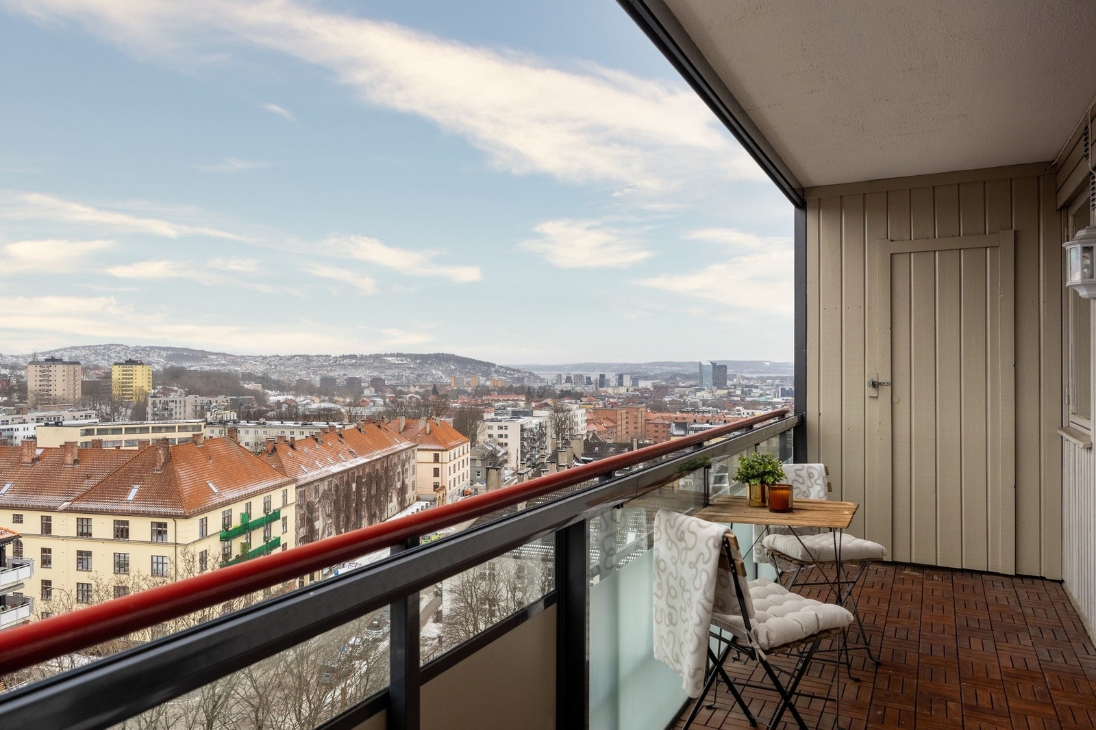 Praktisk bod ved balkongen for ekstra lagringsplass. Galleribilde