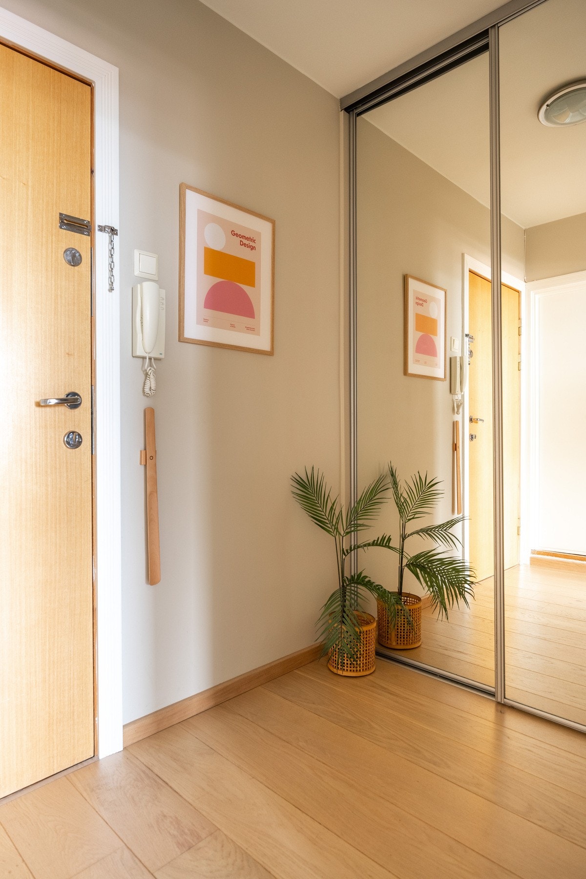 Skyvedørsgarderobe i entré/gang med speilfronter. Galleribilde