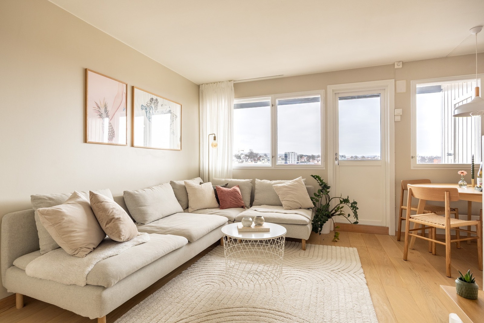 Leiligheten har store vindusflater som slipper inn mye naturlig lys. Galleribilde