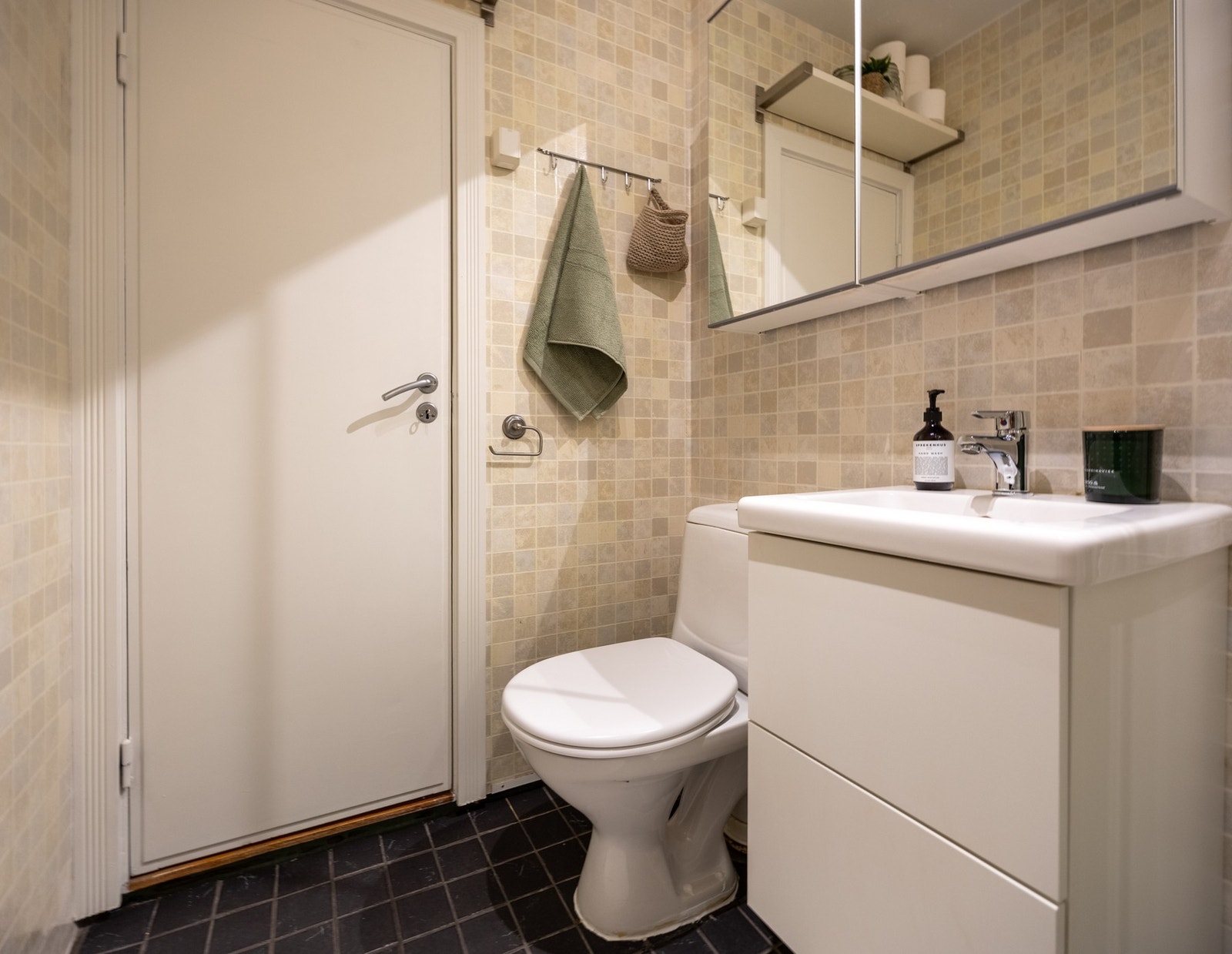 Pent baderom med nyere servant, skap og speil fra 2024. Galleribilde