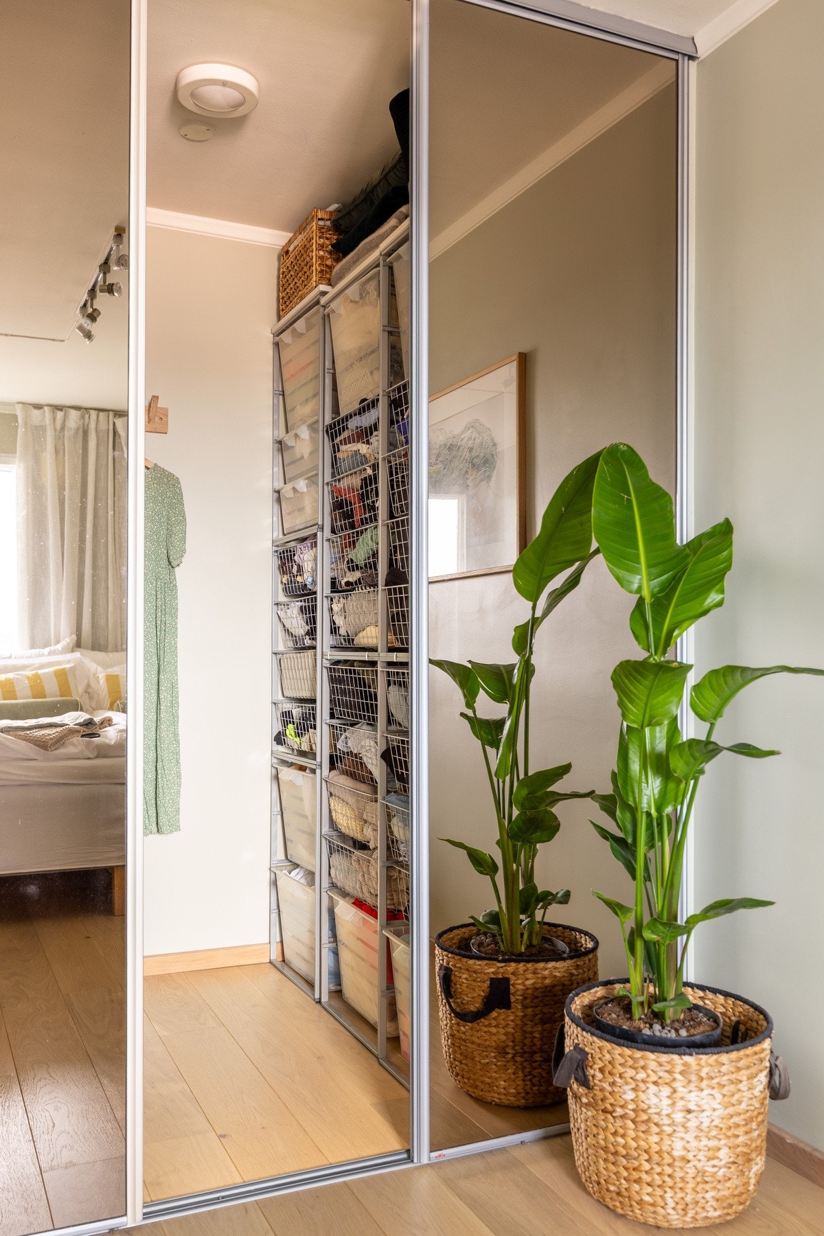 Soverommet har tilknytning til omkledningsrom som fungerer perfekt som garderobe. Galleribilde