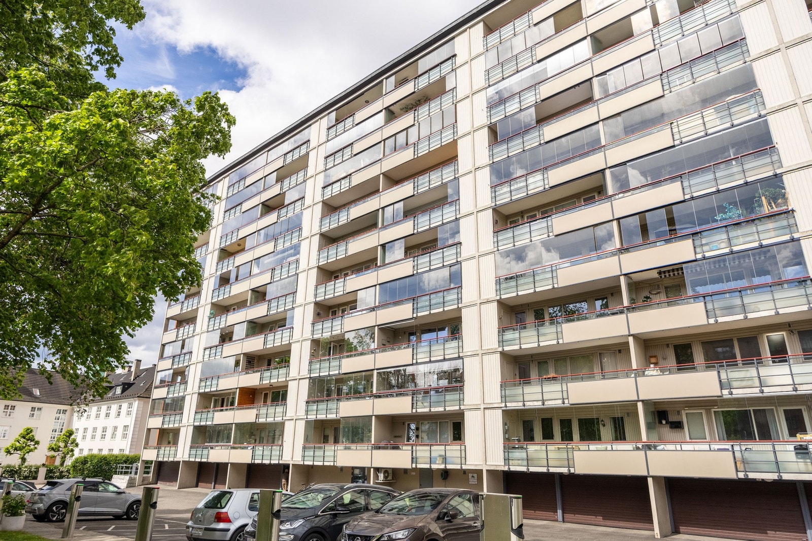 Borettslaget disponerer parkeringsplasser som leies ut til beboere etter venteliste. Galleribilde