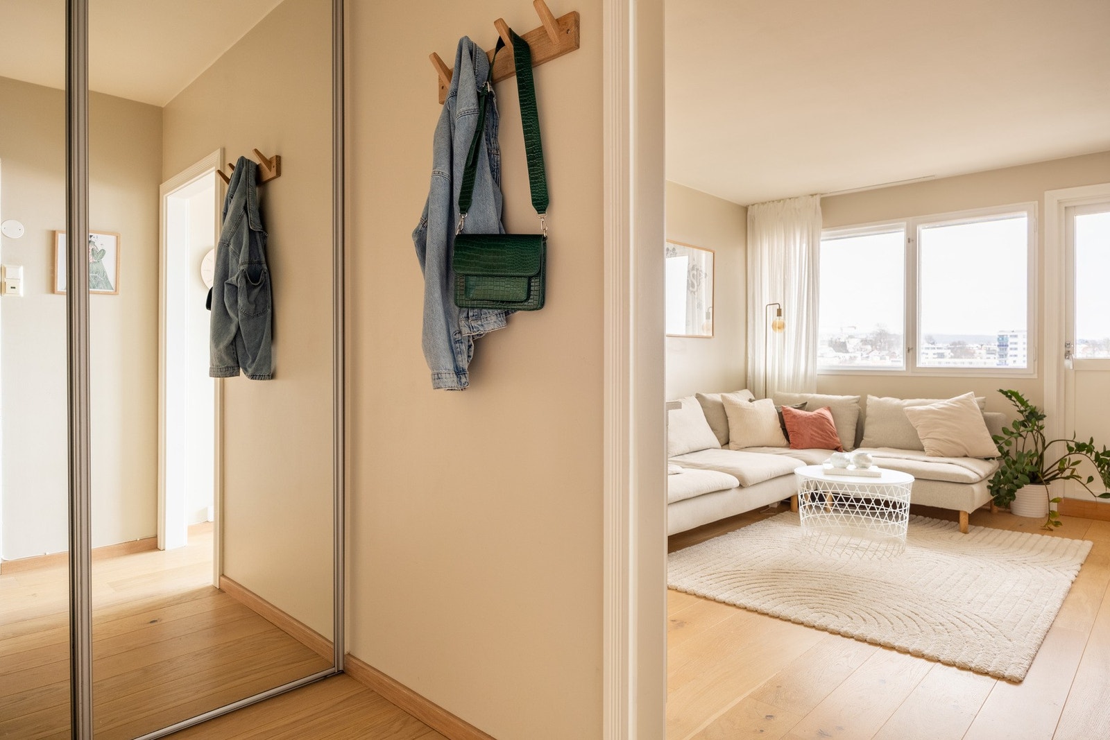 Innbydende entré med plass til oppheng av yttertøy. Galleribilde