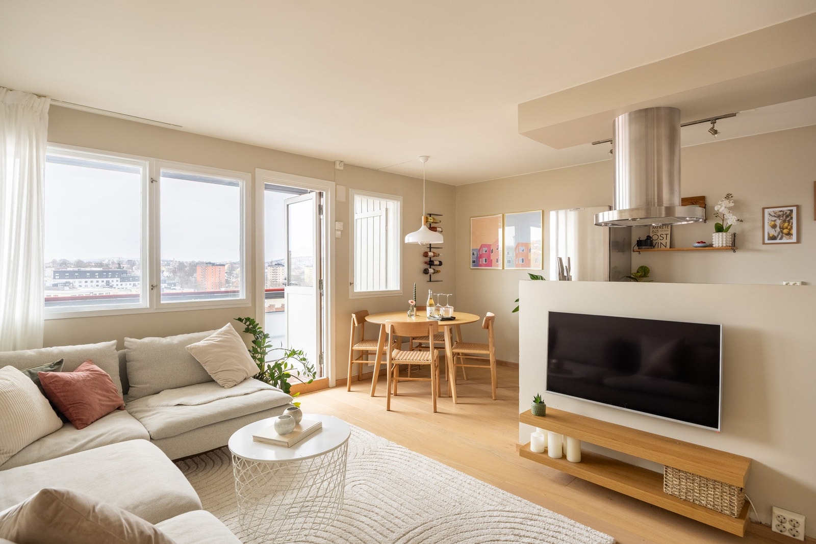 Dynekilgata 15 presenteres av Mekleriet Oslo ved Andreas Motzfeldt Raasok. Galleribilde