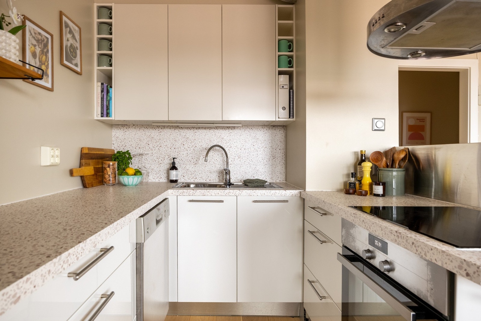 Sosialt og luftig kjøkken med praktiske løsninger samt godt med både skap- og benkeplass. Galleribilde