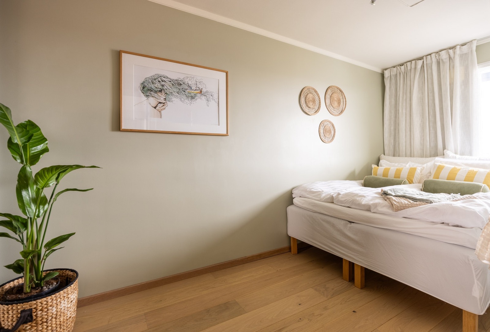 Lyst soverom med plass til dobbelseng og nattbord. Galleribilde