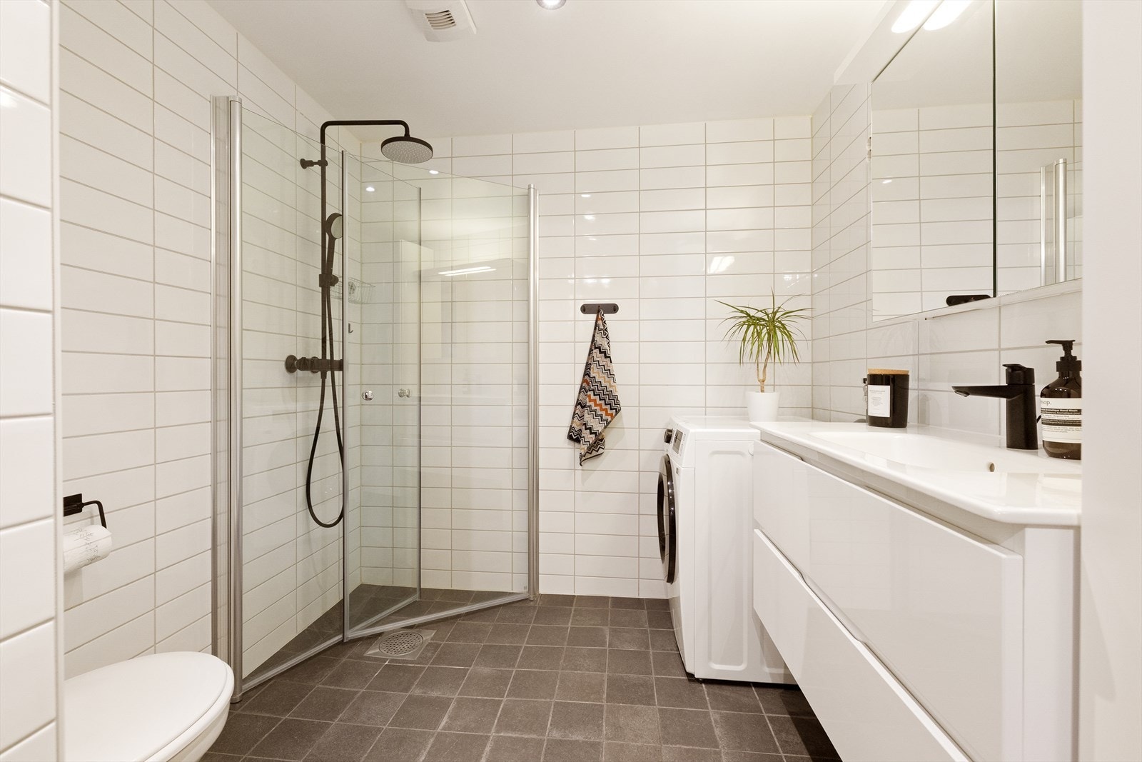 Delikat flislagt baderom med downlights og behagelig gulvvarme. Galleribilde