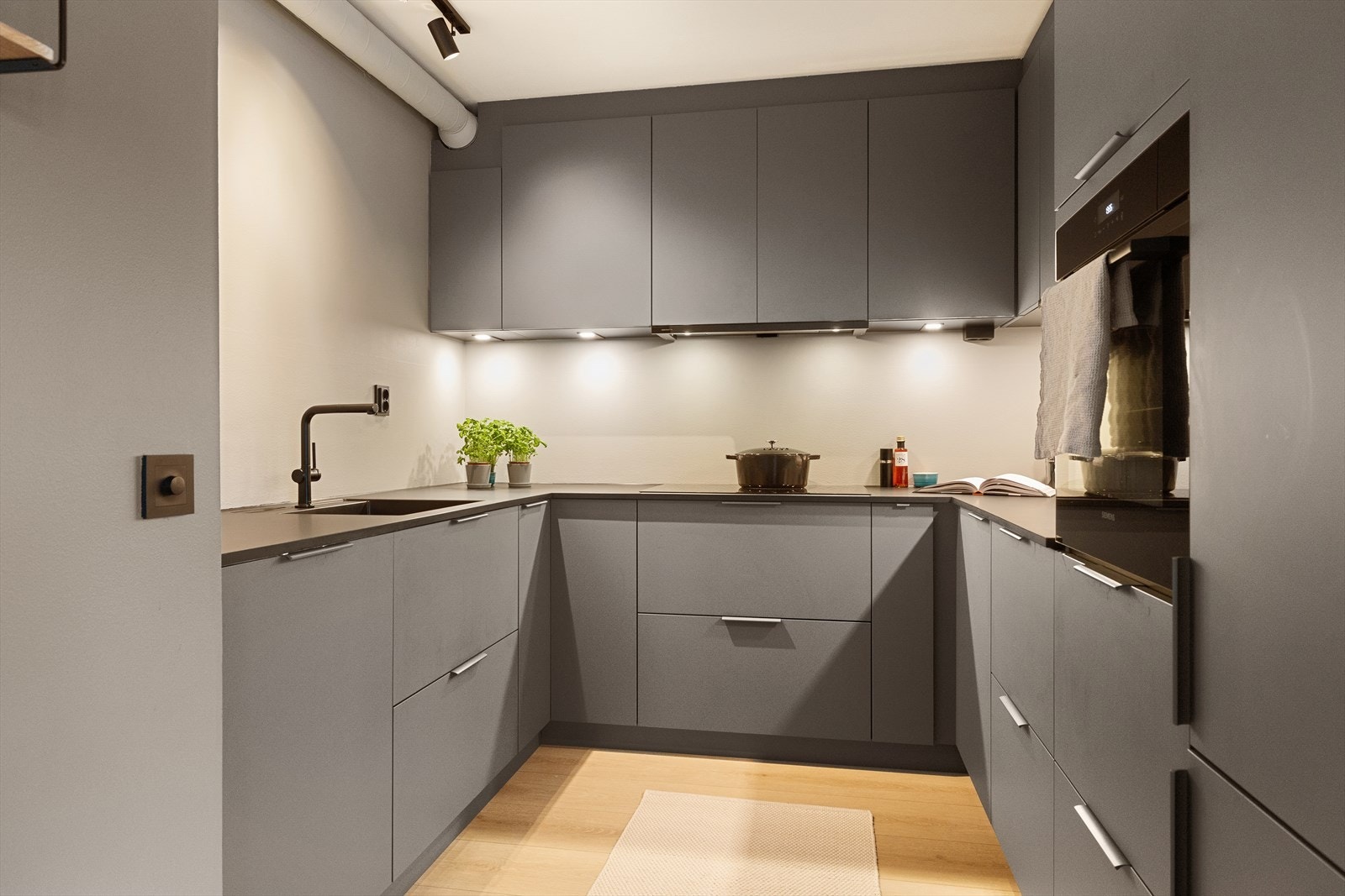 Lekkert Kvik-kjøkken fra 2023 med en god kombinasjon av skap- og benkeplass. Galleribilde