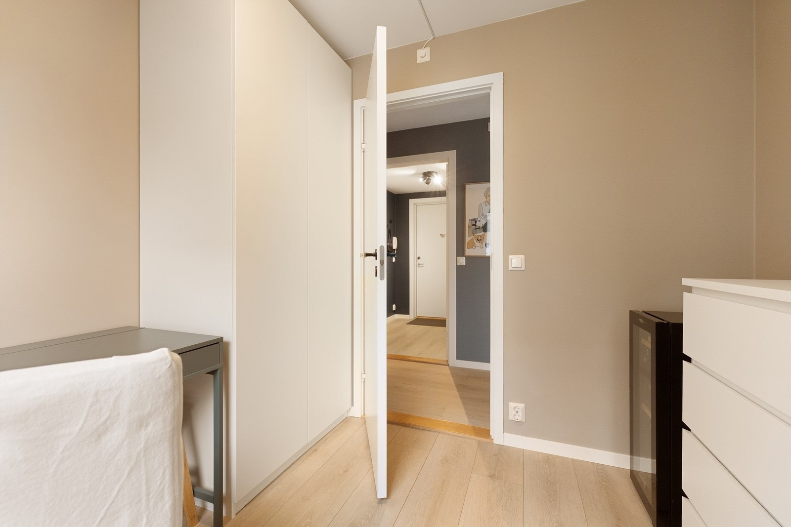 I dette rommet er det også tilrettelagt for god lagringsplass i garderobeskapet. Galleribilde