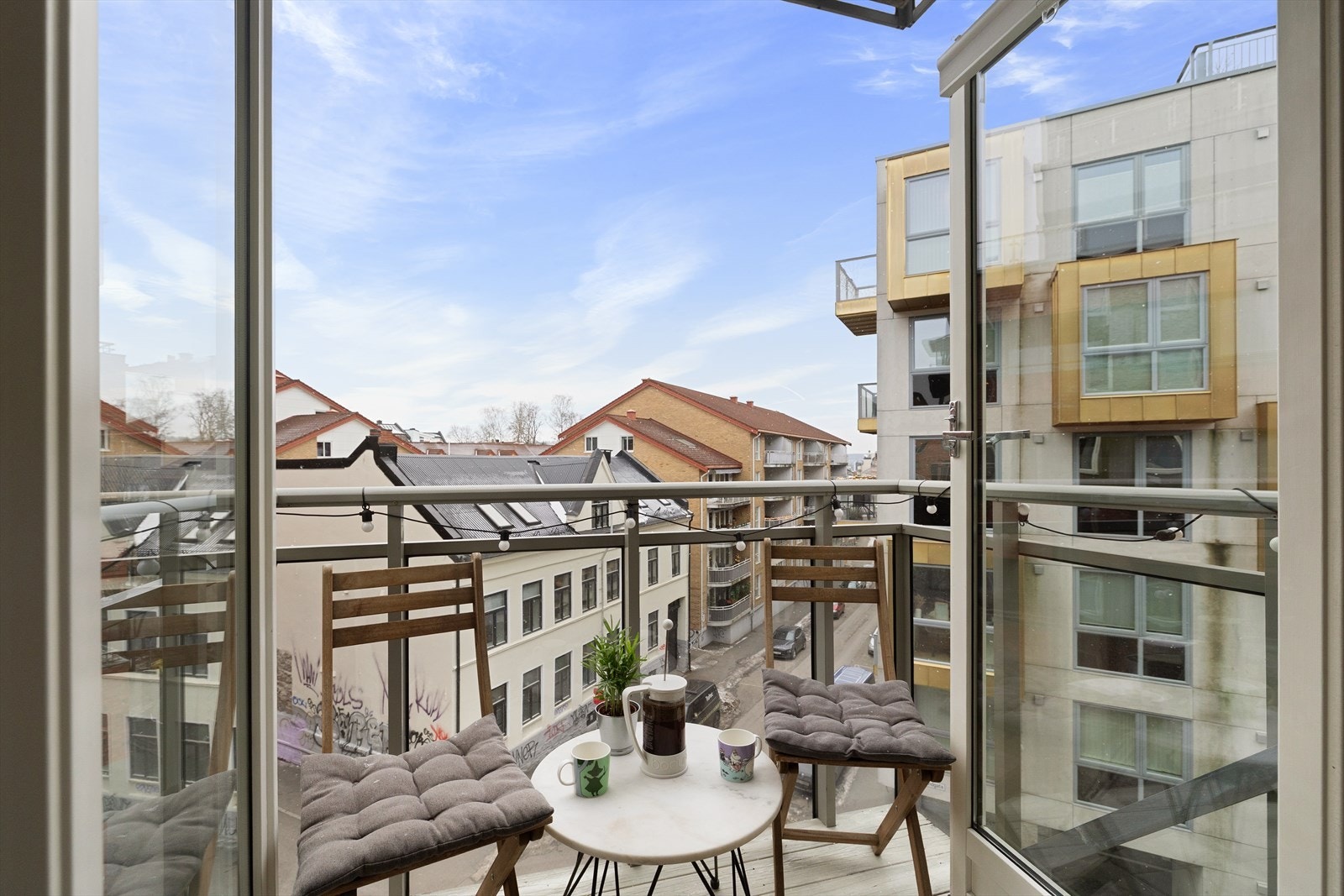 På denne herlige balkongen kan det innredes med ønsket utemøblement. Galleribilde